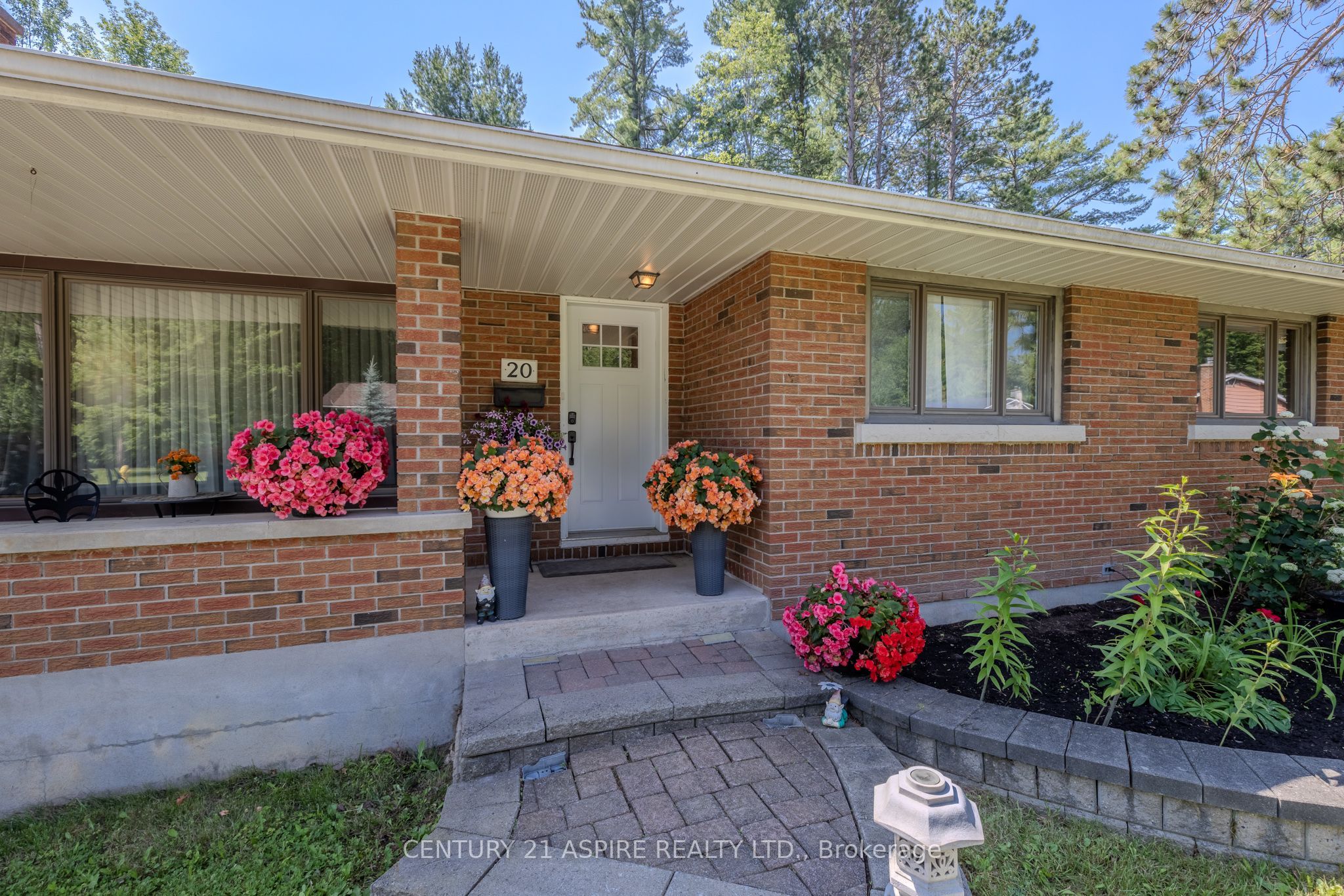 20 Kramer Avenue, Petawawa, ON K8H 2A2 photo 2