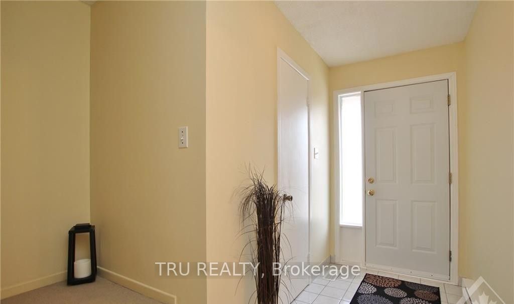 302 Craig Henry Drive B, South of Baseline to Knoxdale, ON K2G 4H5 photo 4