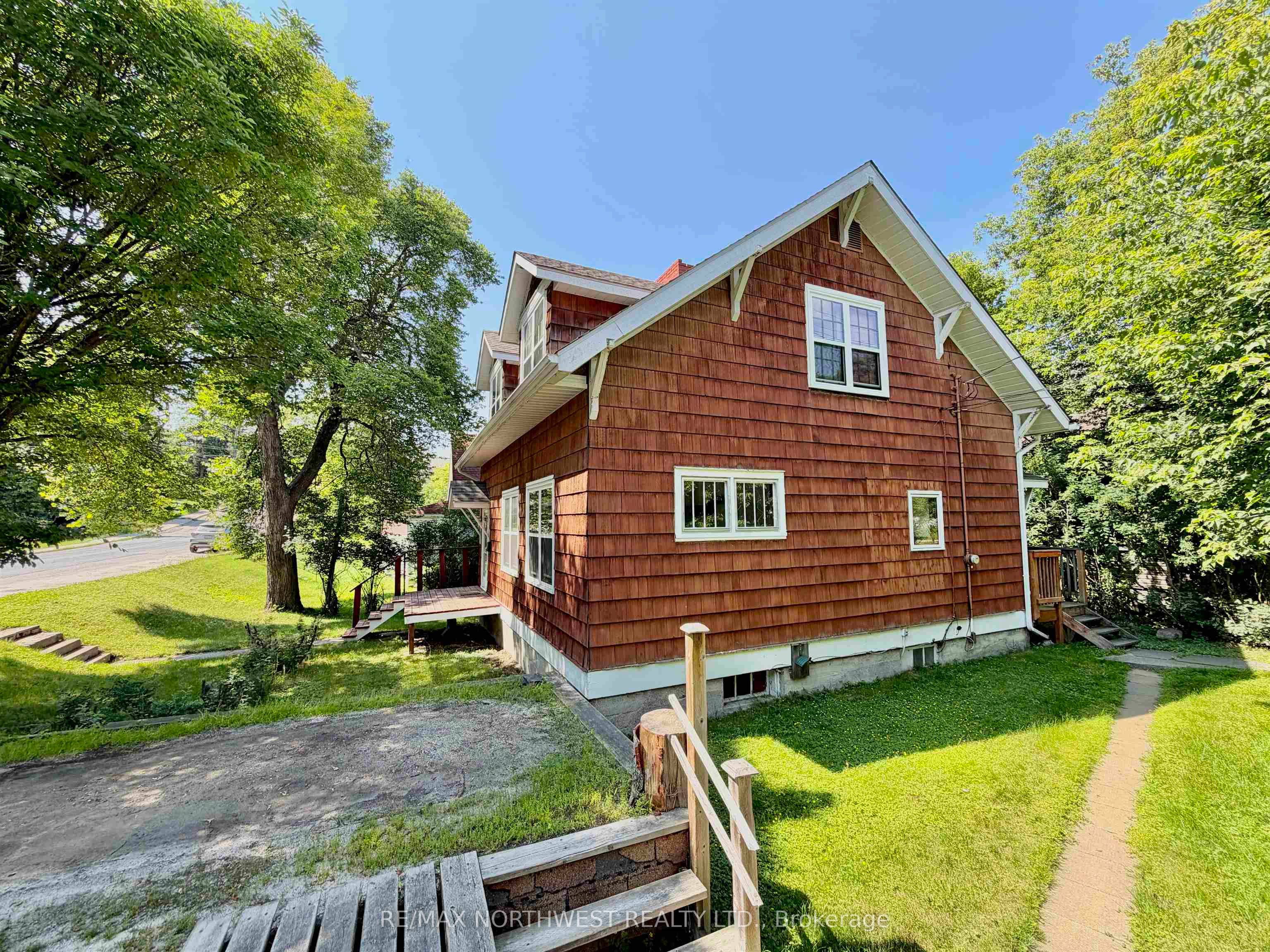 214 Matheson St N, Kenora, ON P9N 3G4 photo 2