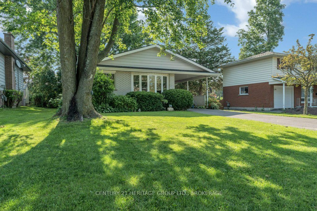 678 Carnaby Street, Kingston, ON K7M 5M7