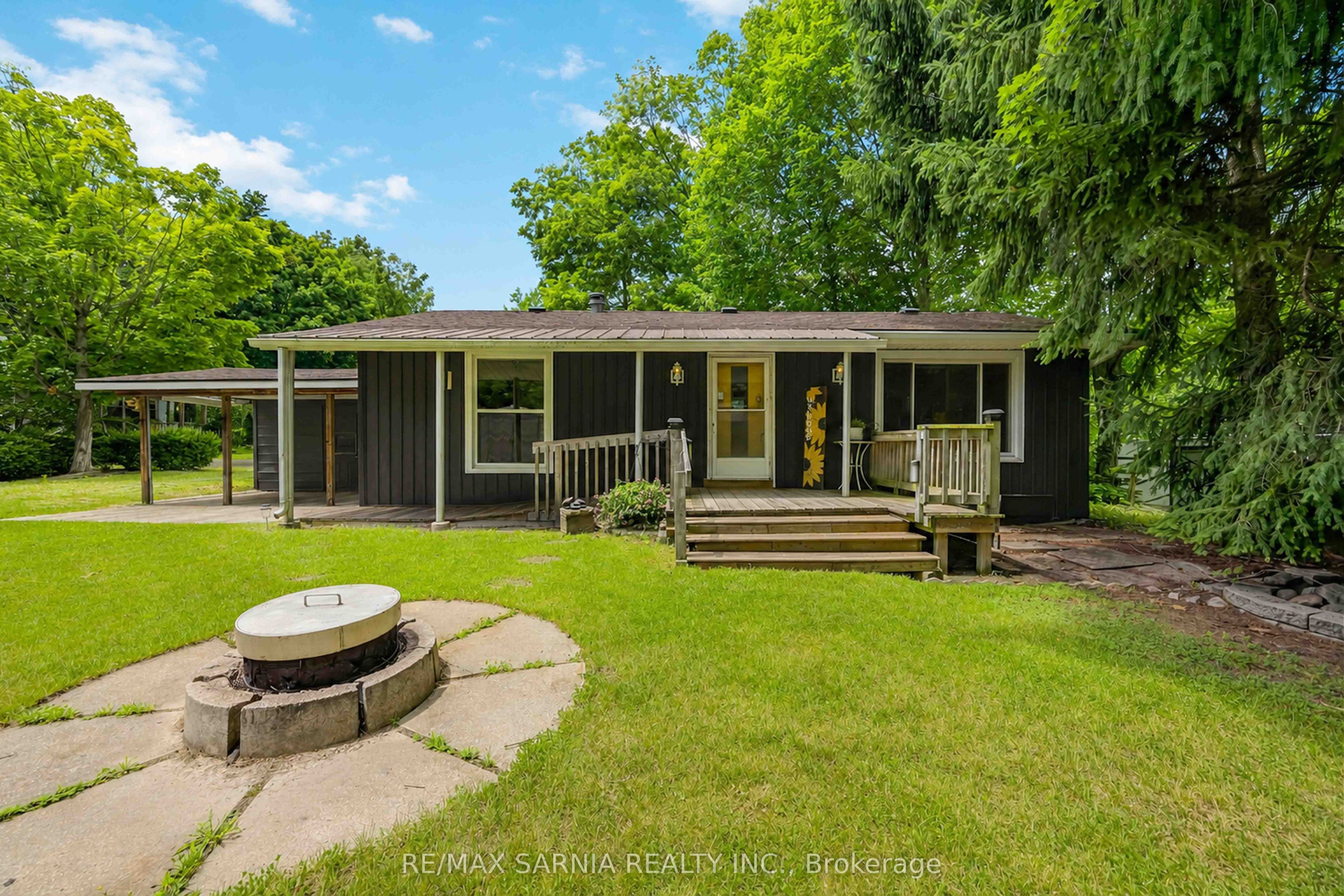 4895 LAKESHORE Road A17, Plympton-Wyoming, ON N0N 1J6