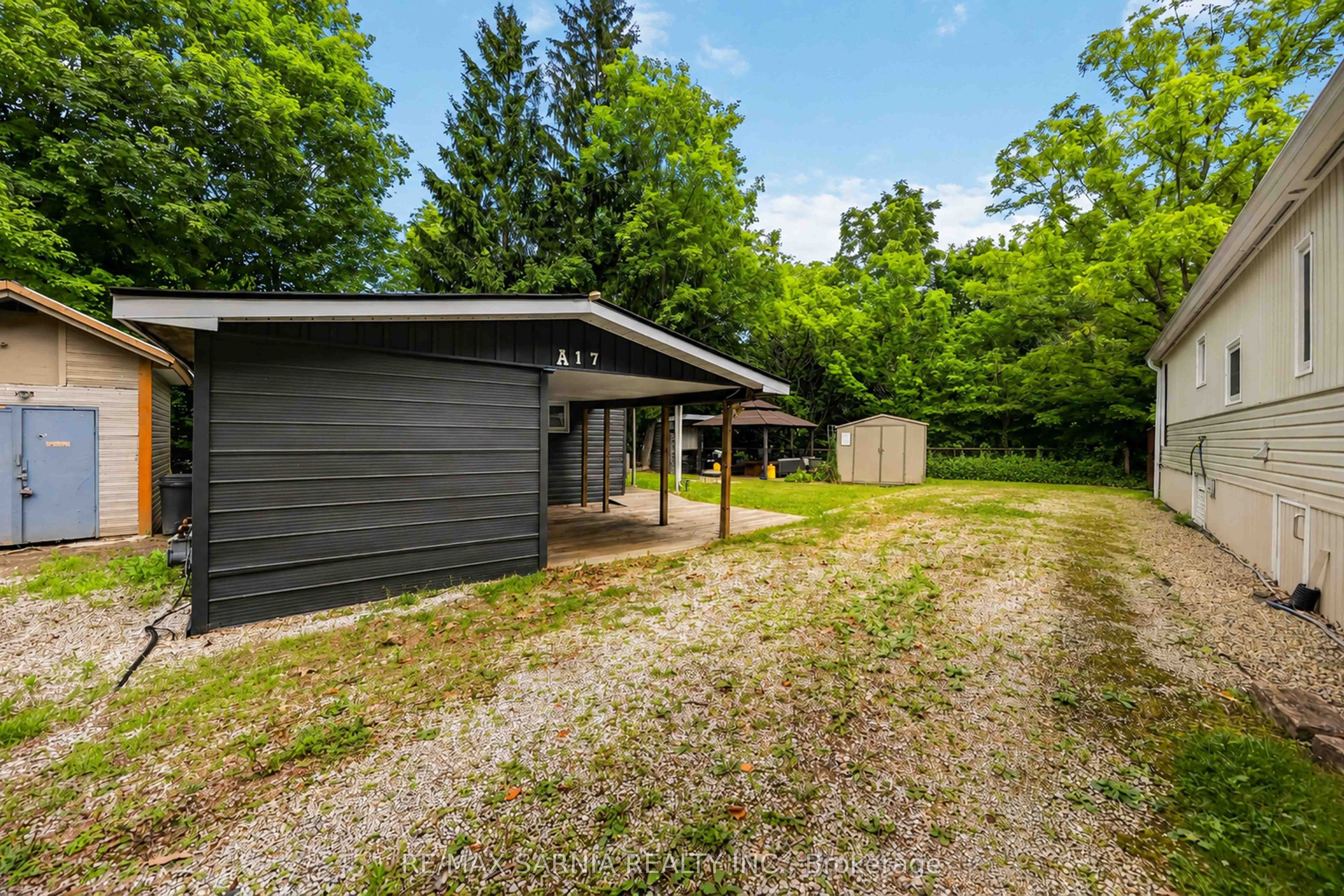 4895 LAKESHORE Road A17, Plympton-Wyoming, ON N0N 1J6 photo 2