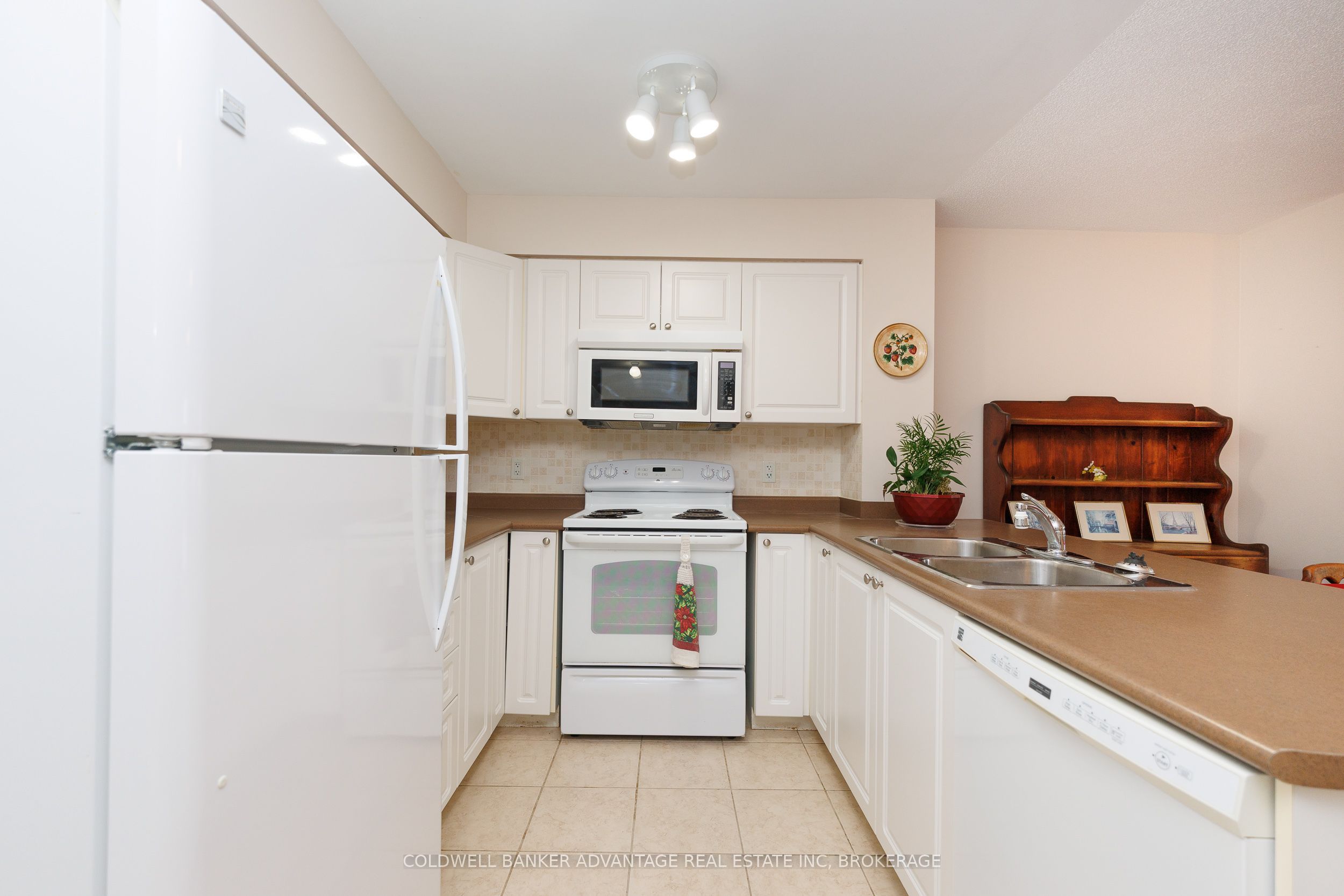 330 Prince Charles Drive S 1208, Welland, ON L3C 7B3 photo 2