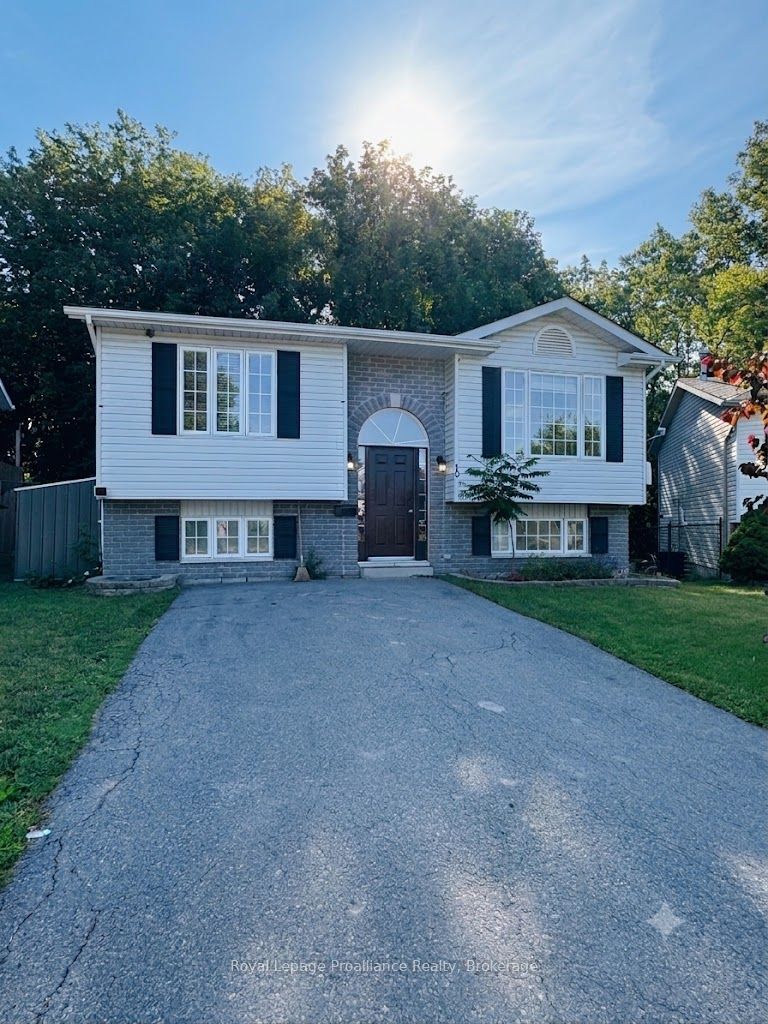 19 Briardale Boulevard, Quinte West, ON K8V 6R1 photo 2