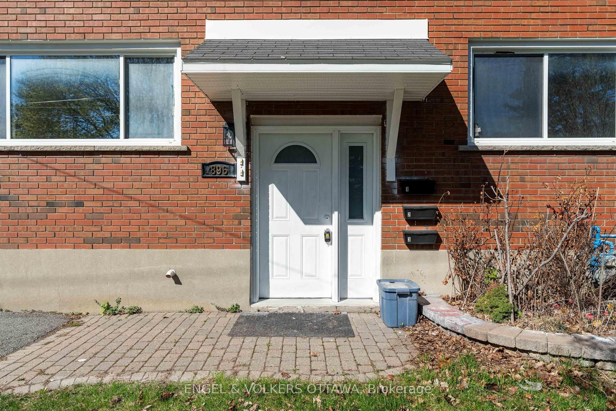 896 Pinewood Crescent 3, Britannia Heights - Queensway Terrace N and Area, ON K2B 5Y4 photo 3