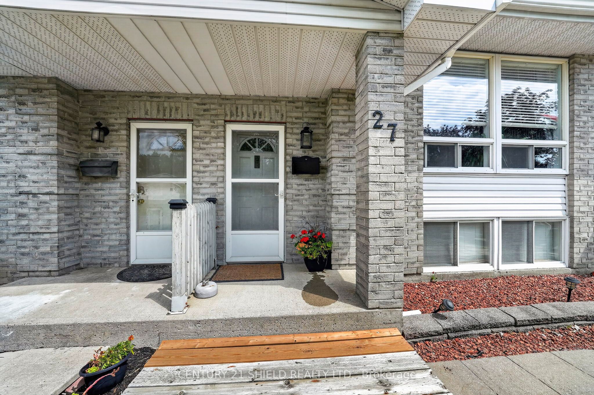 27 WELLINGTON Street E, Cornwall, ON K6H 6W8 photo 4