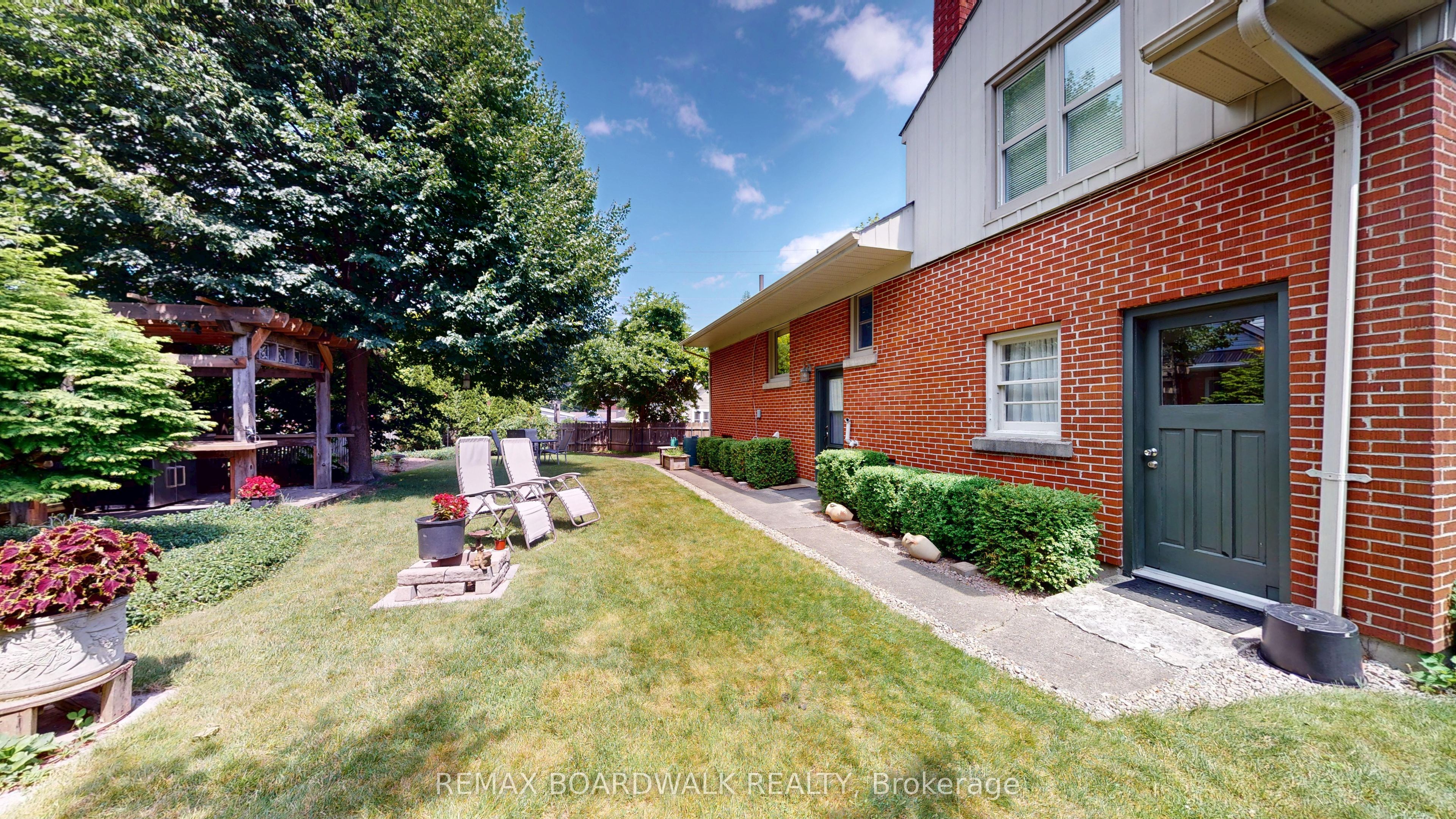 148 James Street E, Brockville, ON K6V 1L2 photo 2
