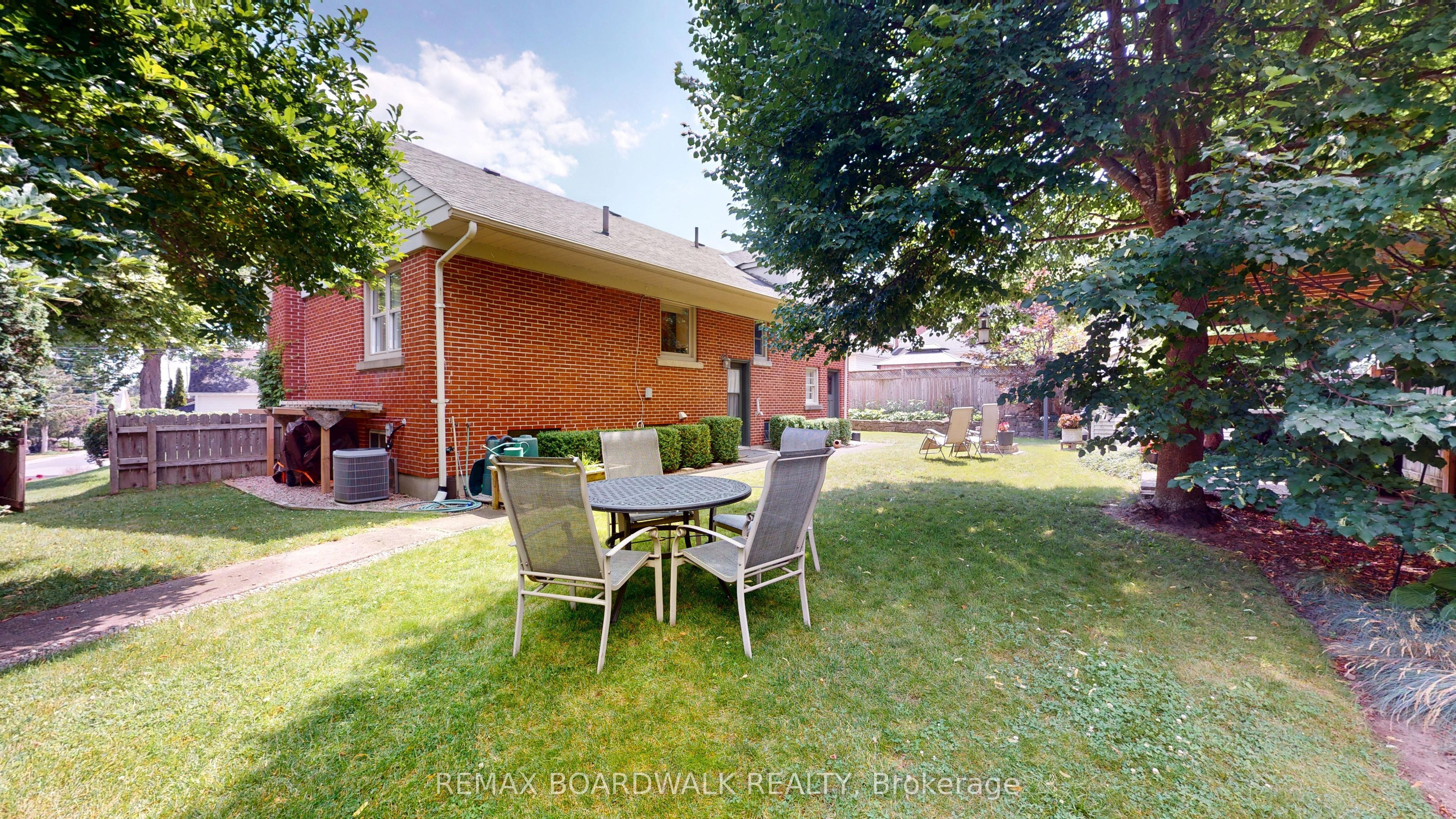 148 James Street E, Brockville, ON K6V 1L2 photo 3