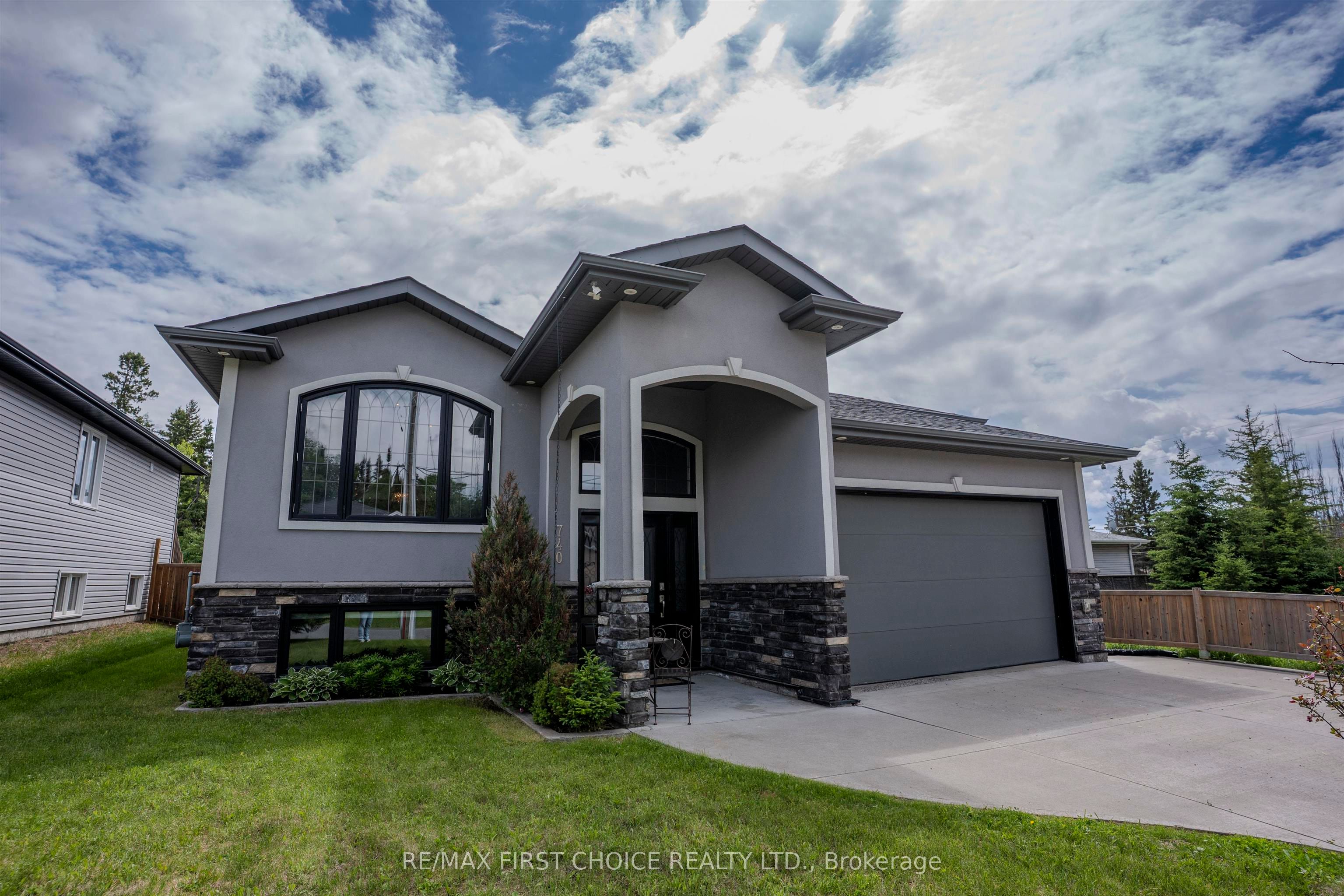740 WOODCREST RD, Thunder Bay, ON P7G 1J2