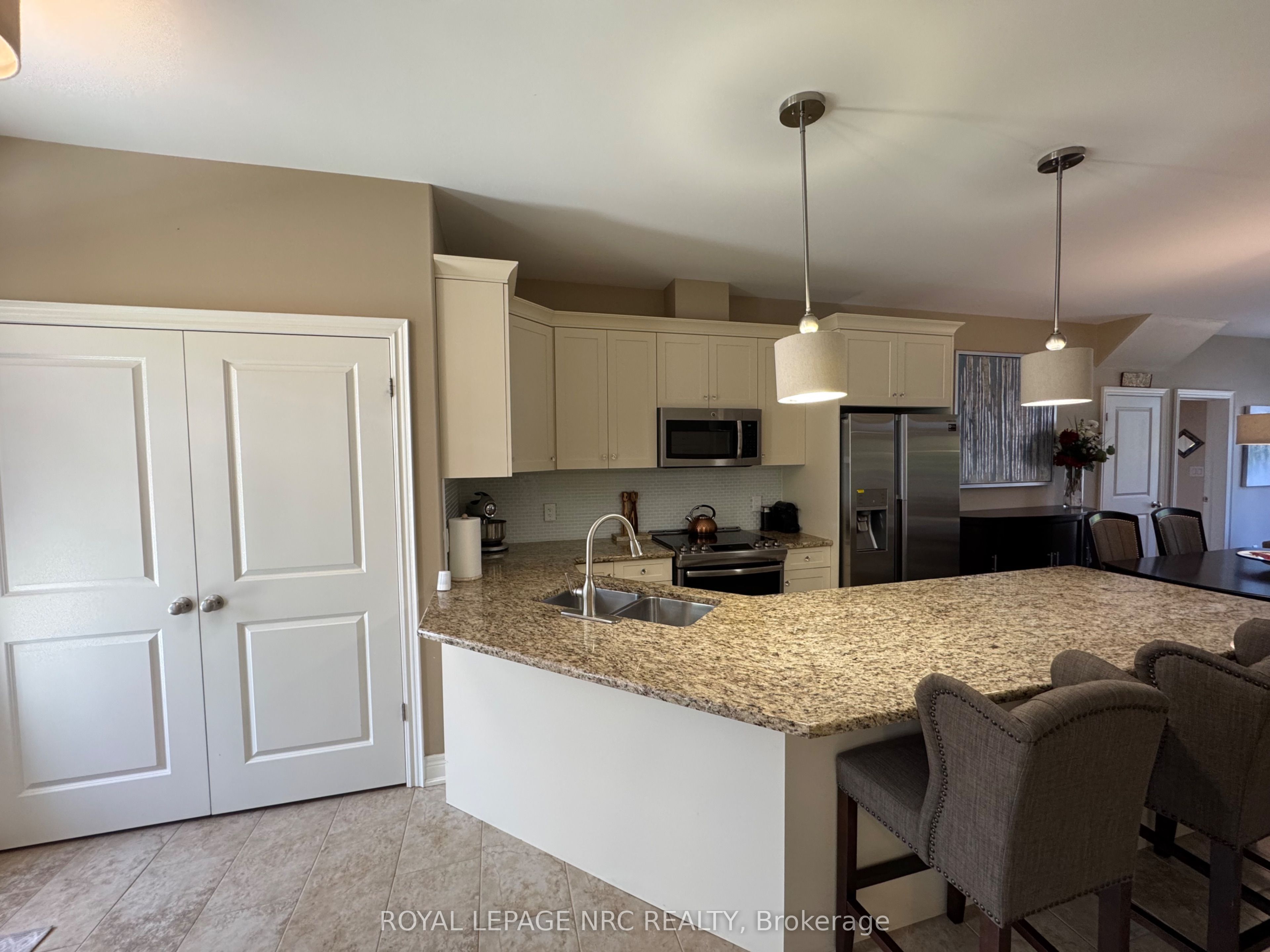 6186 Dorchester Road 2, Niagara Falls, ON L2G 5T2 photo 3