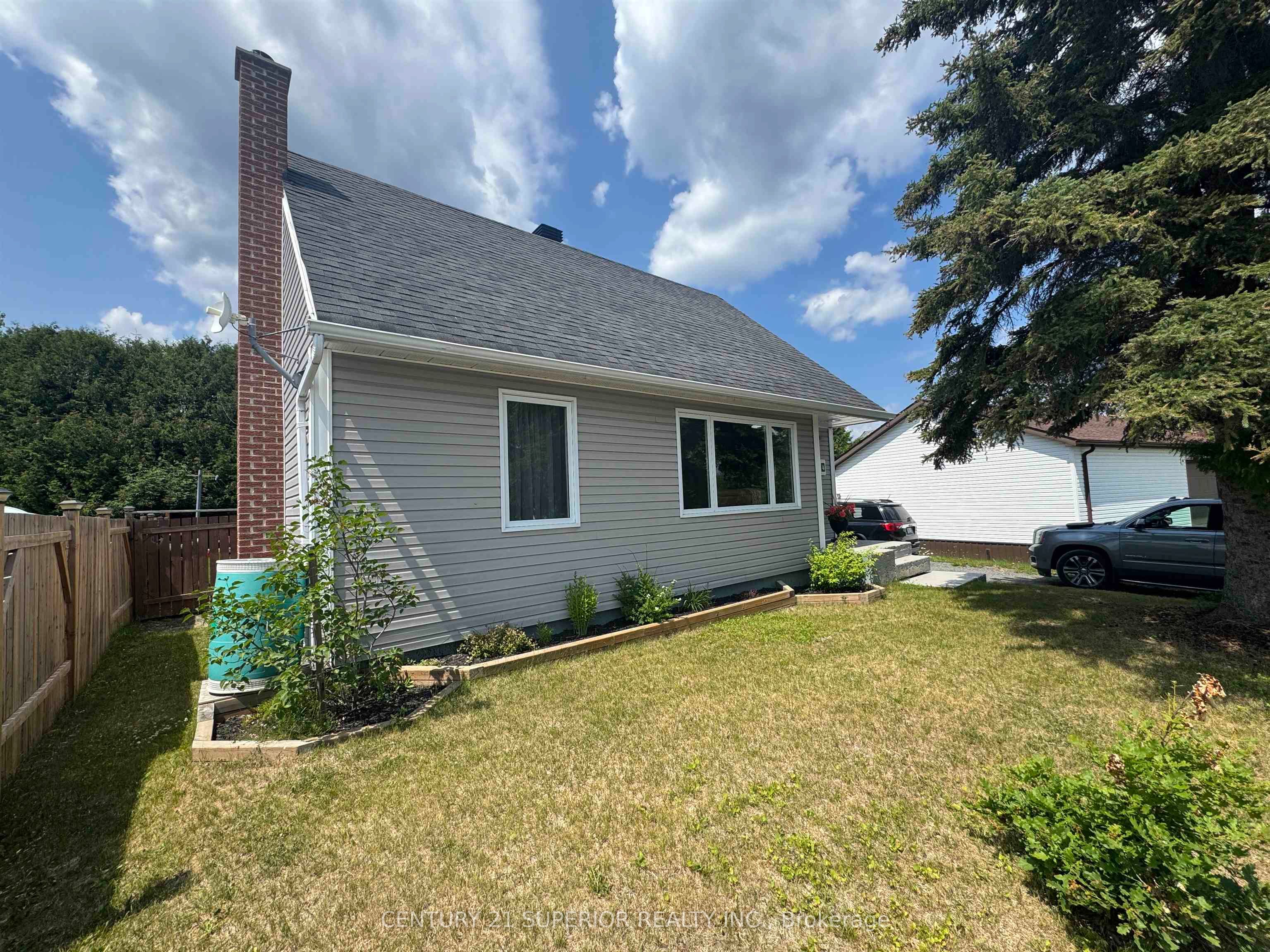 4 Adjala Avenue, Manitouwadge, ON P0T 2C0 photo 2