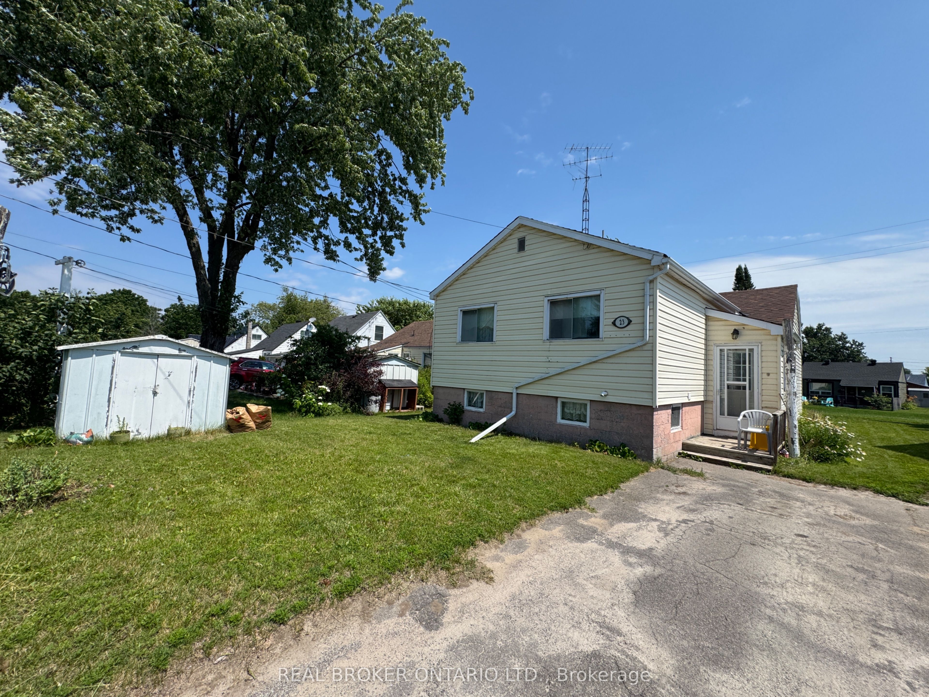23 Churchill Crescent, Smiths Falls, ON K7A 3H3 photo 2
