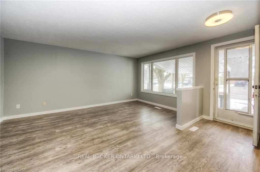 74 Helene Crescent, Waterloo, ON N2L 5E5 photo 3