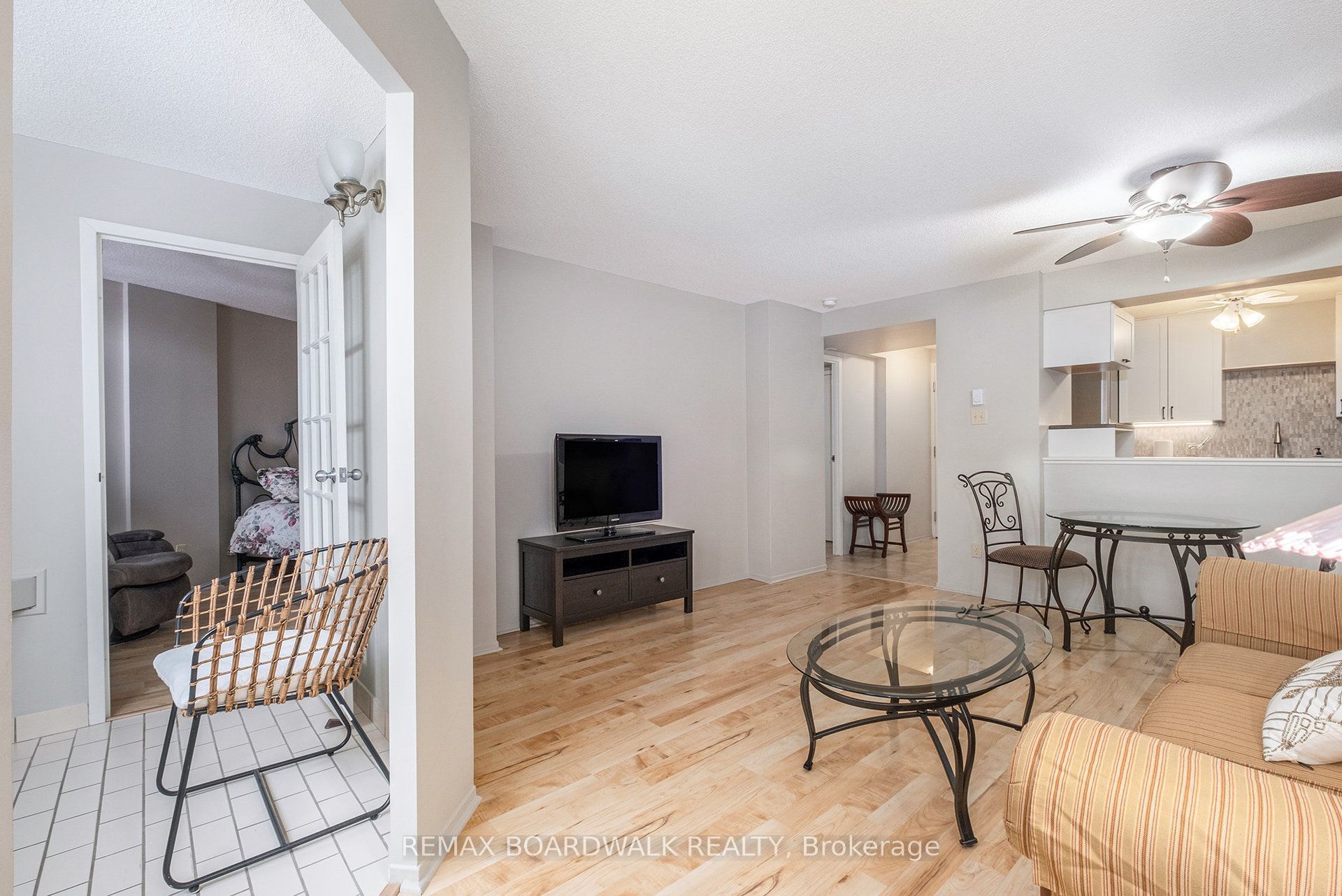 1025 Grenon Avenue 210, Britannia Heights - Queensway Terrace N and Area, ON K2B 8S5 photo 4