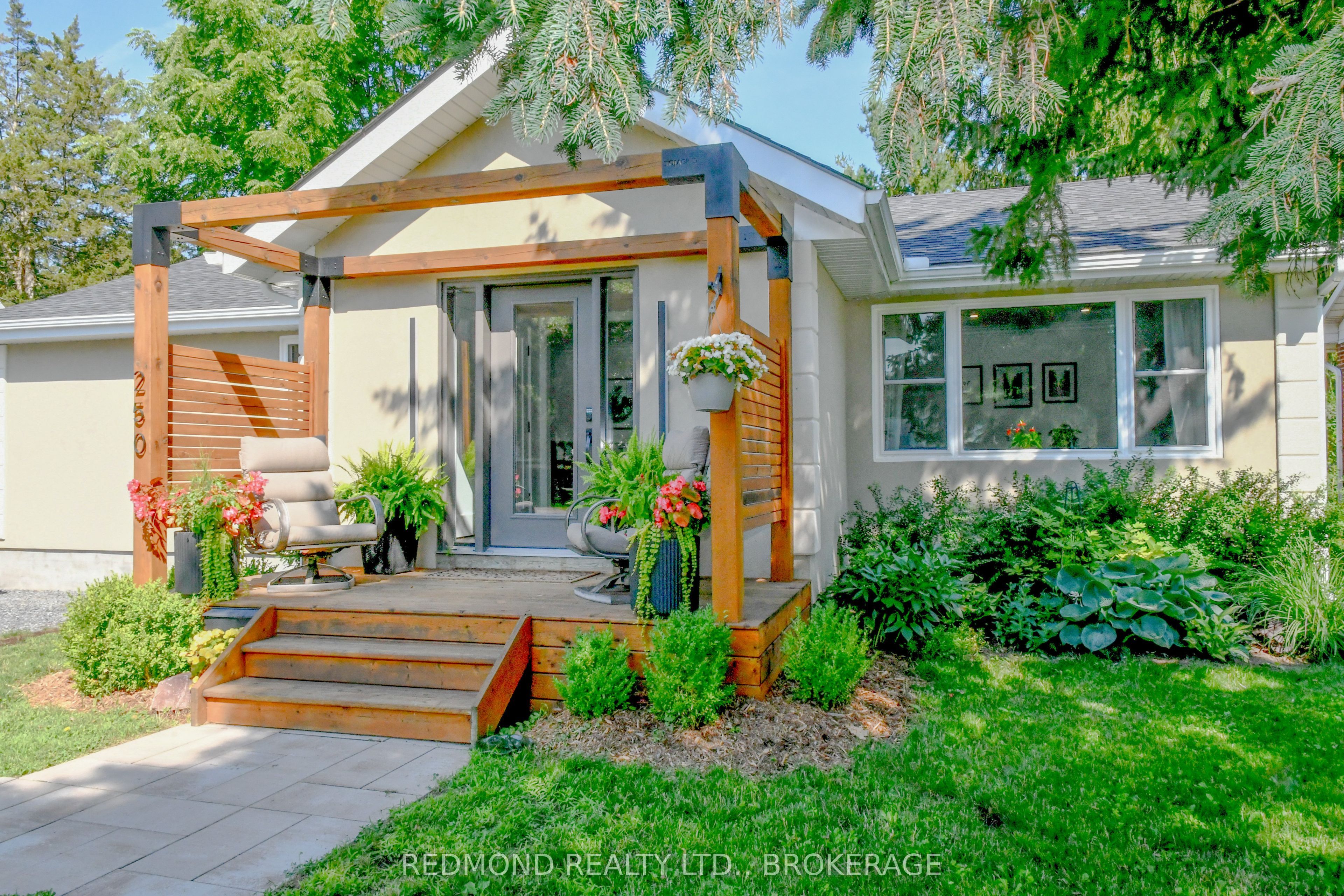 250 Wellington Street, Gananoque, ON K7G 1B8