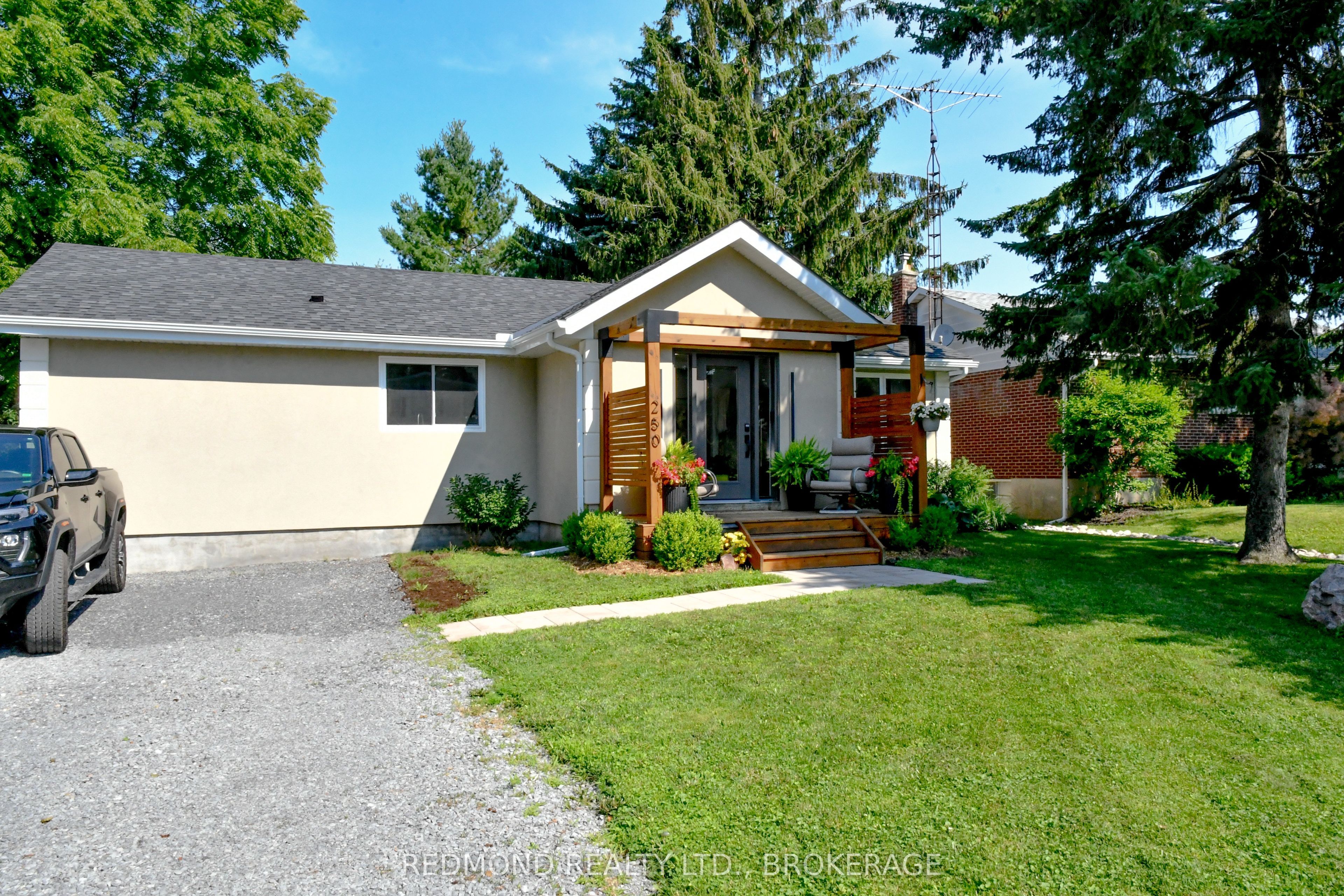 250 Wellington Street, Gananoque, ON K7G 1B8 photo 2