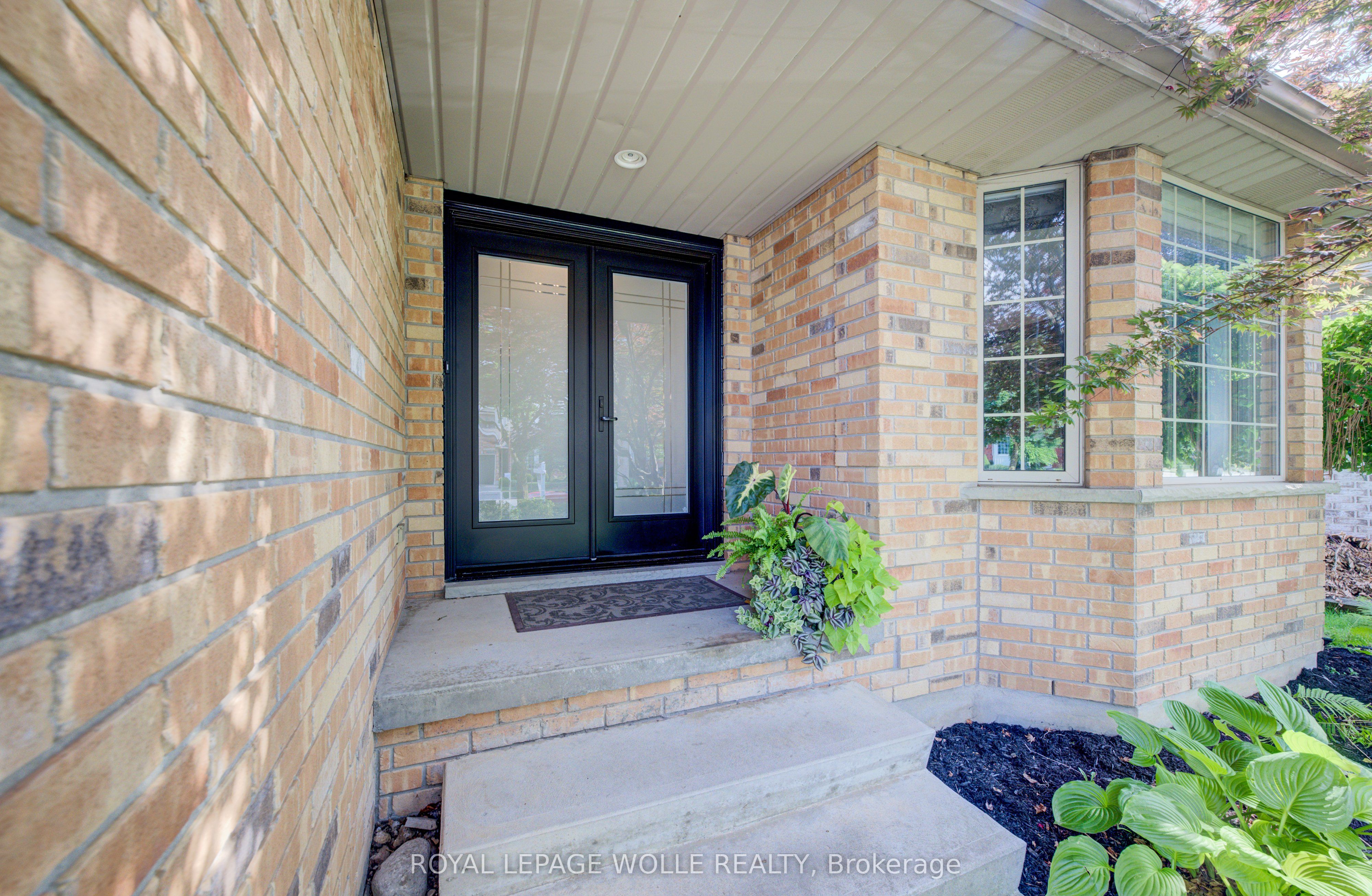 561 Chancery Lane, Waterloo, ON N2T 2N5 photo 3