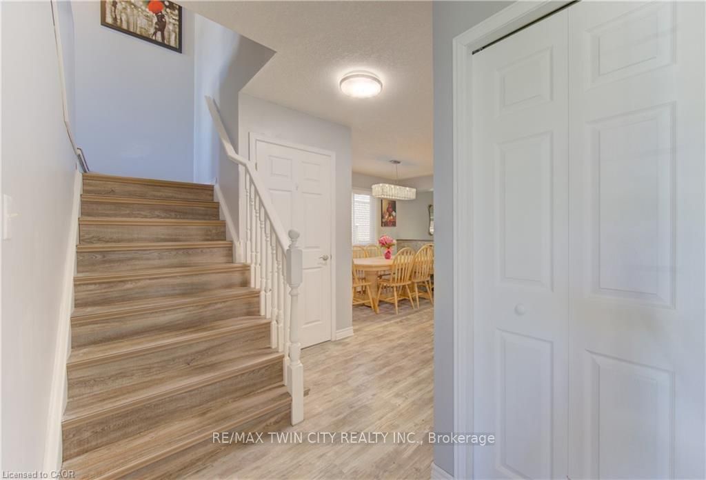 39 CHANTILLY Street, Kitchener, ON N2R 1V7 photo 2