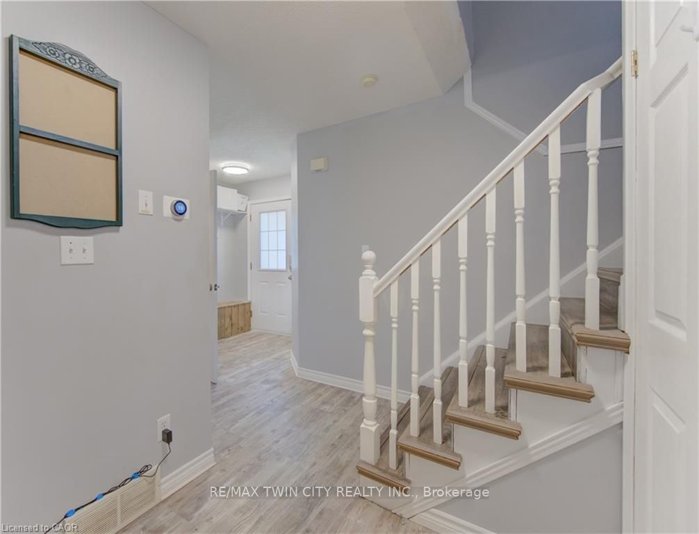 39 CHANTILLY Street, Kitchener, ON N2R 1V7 photo 3