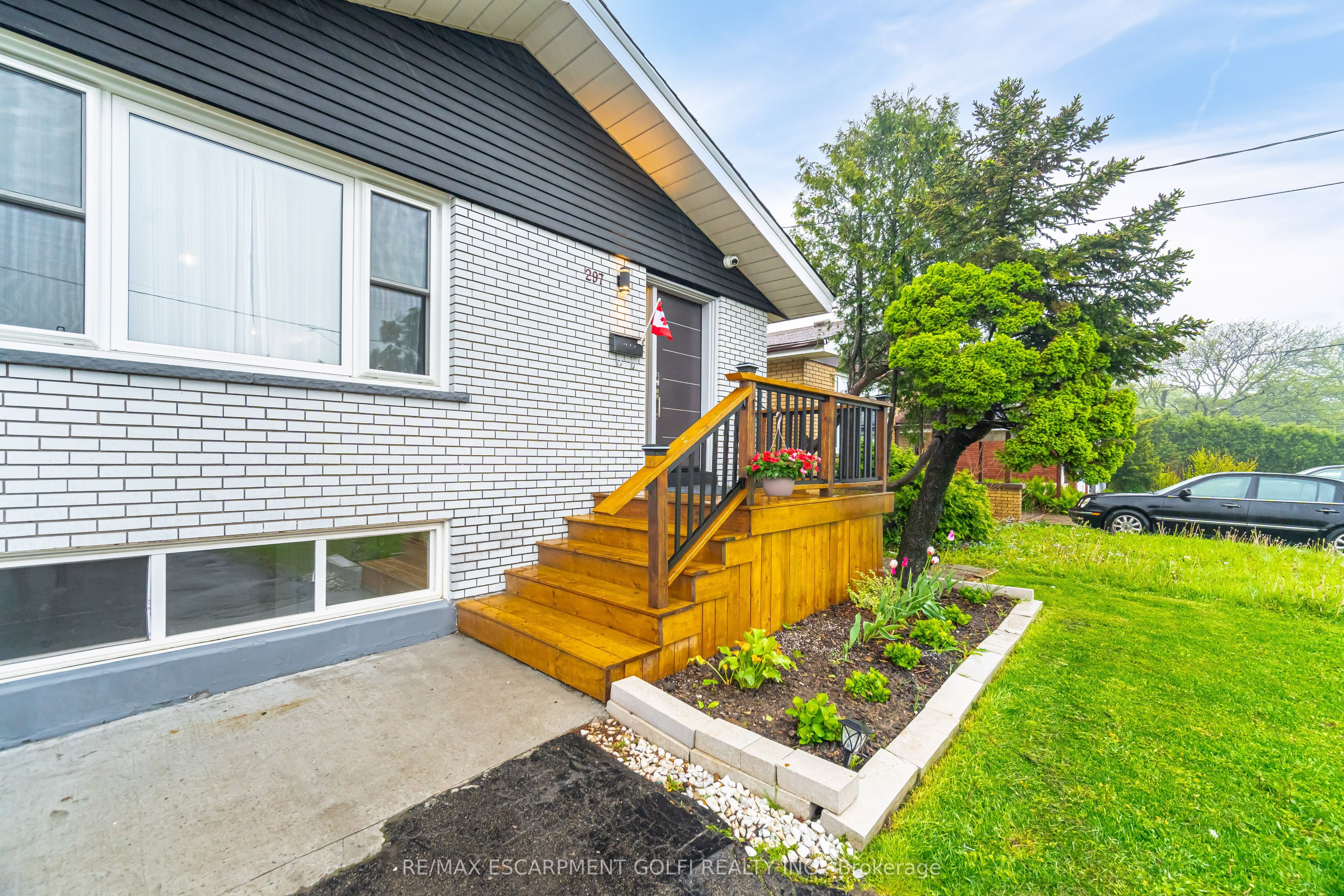 297 Mohawk Road W, Hamilton, ON L9C 1W2 photo 5