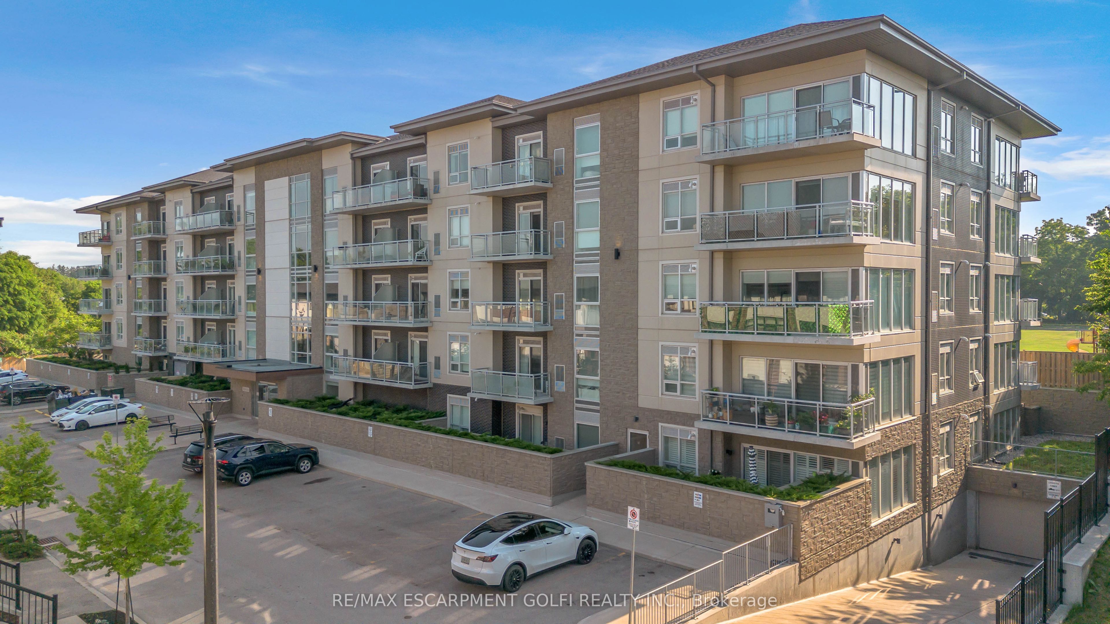 16 Markle Crescent 208, Hamilton, ON L9G 0H4