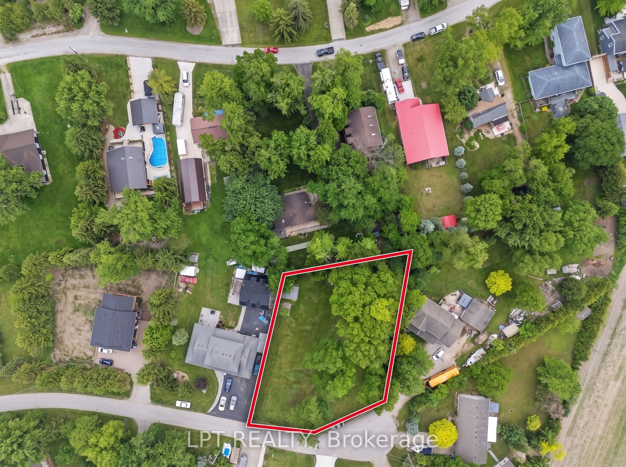 8459 Adams Court, Lambton Shores, ON N0M 1T0 photo 2