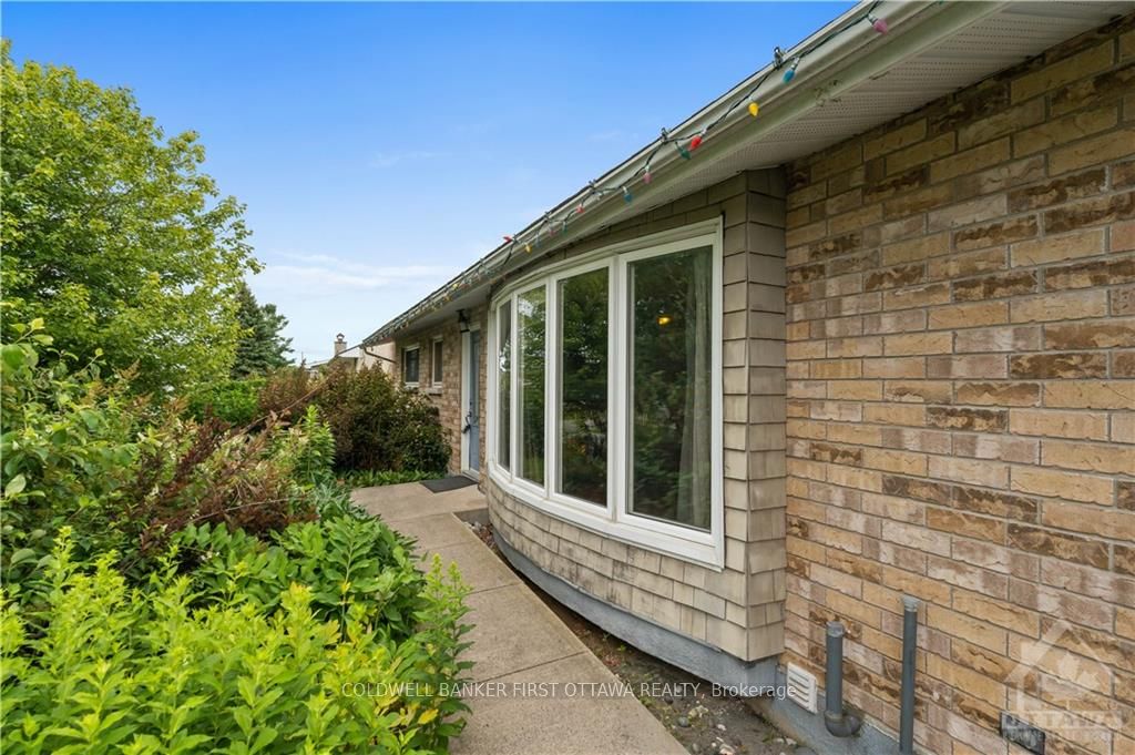 12 OAKWOOD Avenue, Cityview - Parkwoods Hills - Rideau Shore, ON K2E 6A5 photo 3