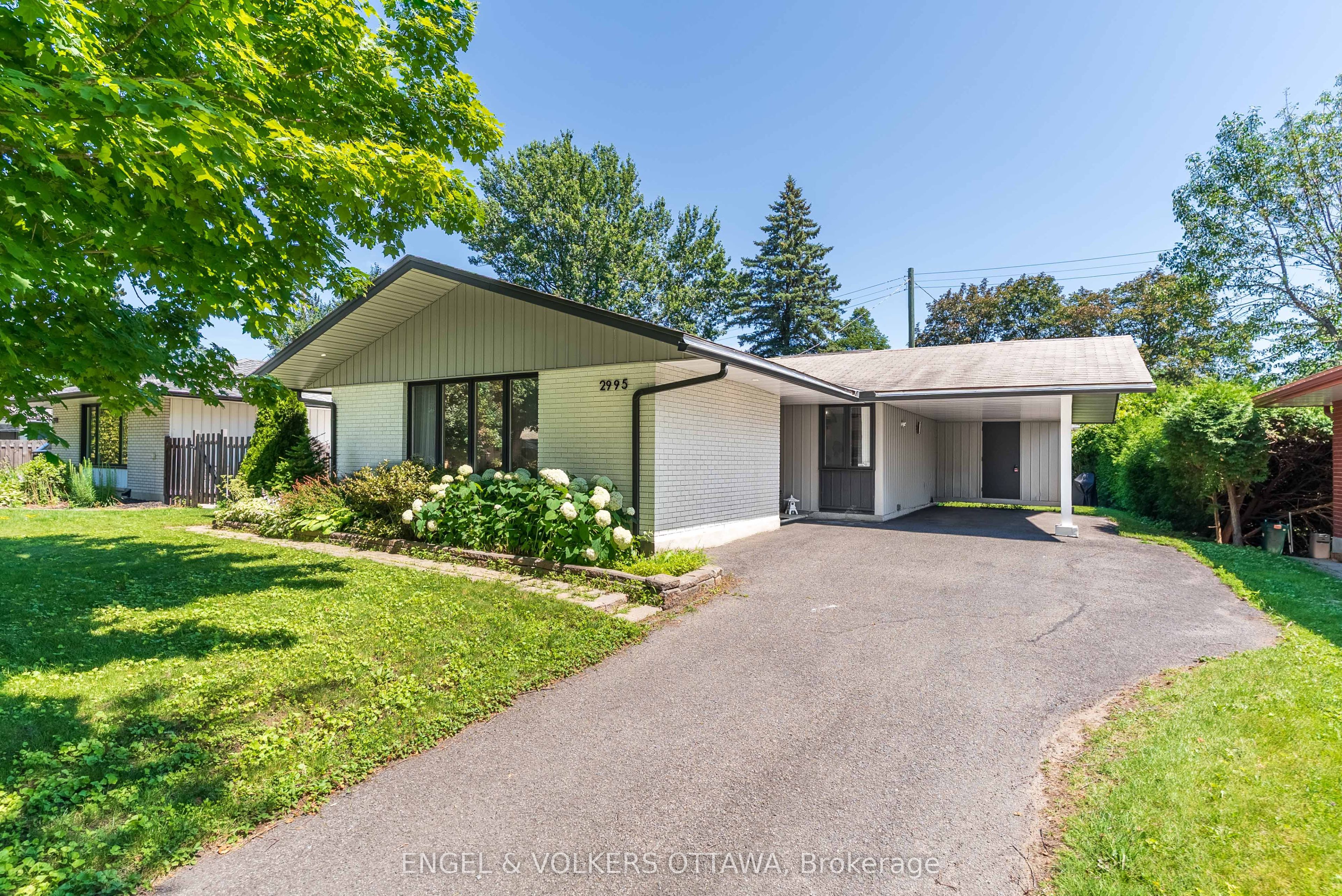 2995 Cowan Crescent, Billings Bridge - Riverside Park and Area, ON K1V 8K9