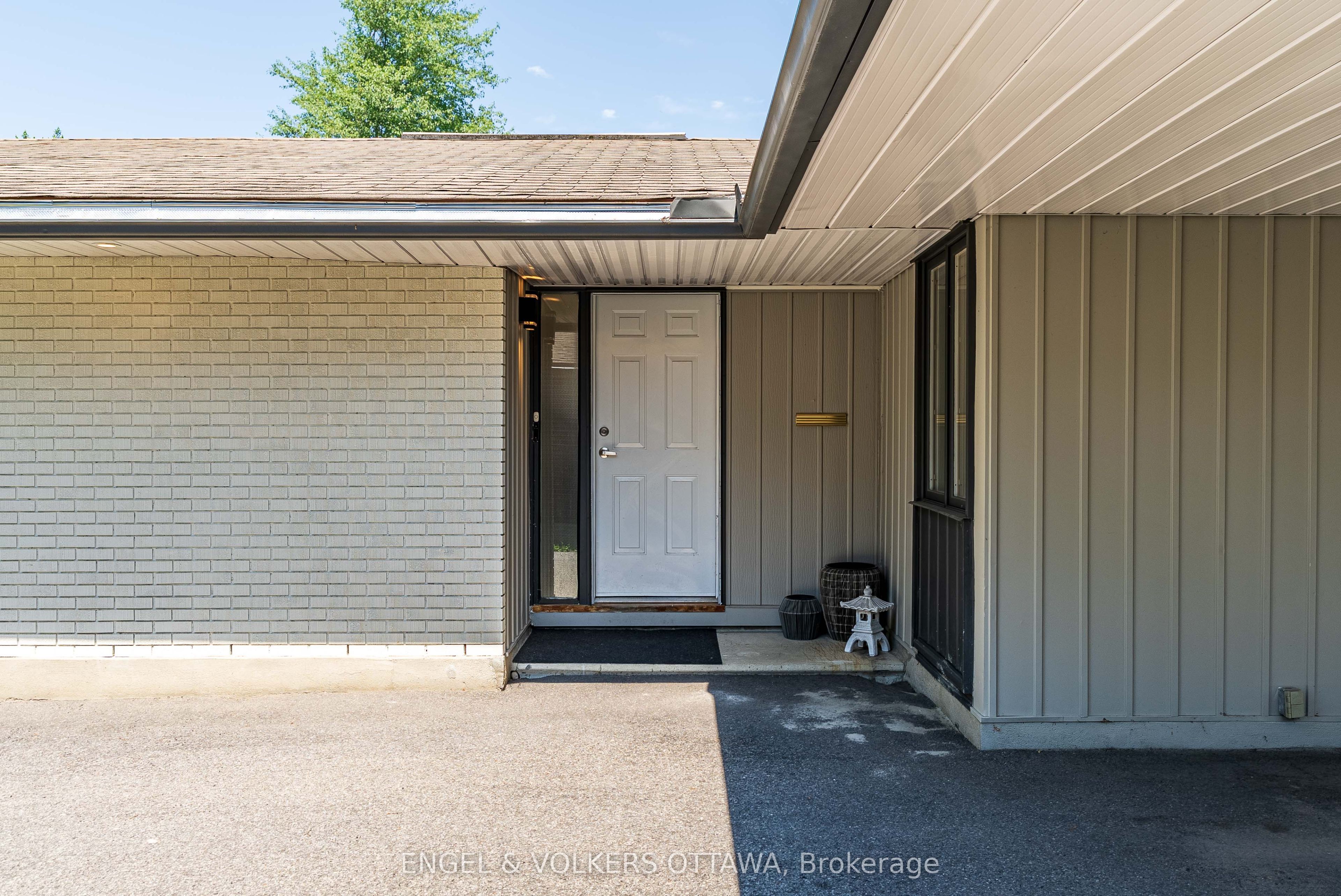 2995 Cowan Crescent, Billings Bridge - Riverside Park and Area, ON K1V 8K9 photo 3