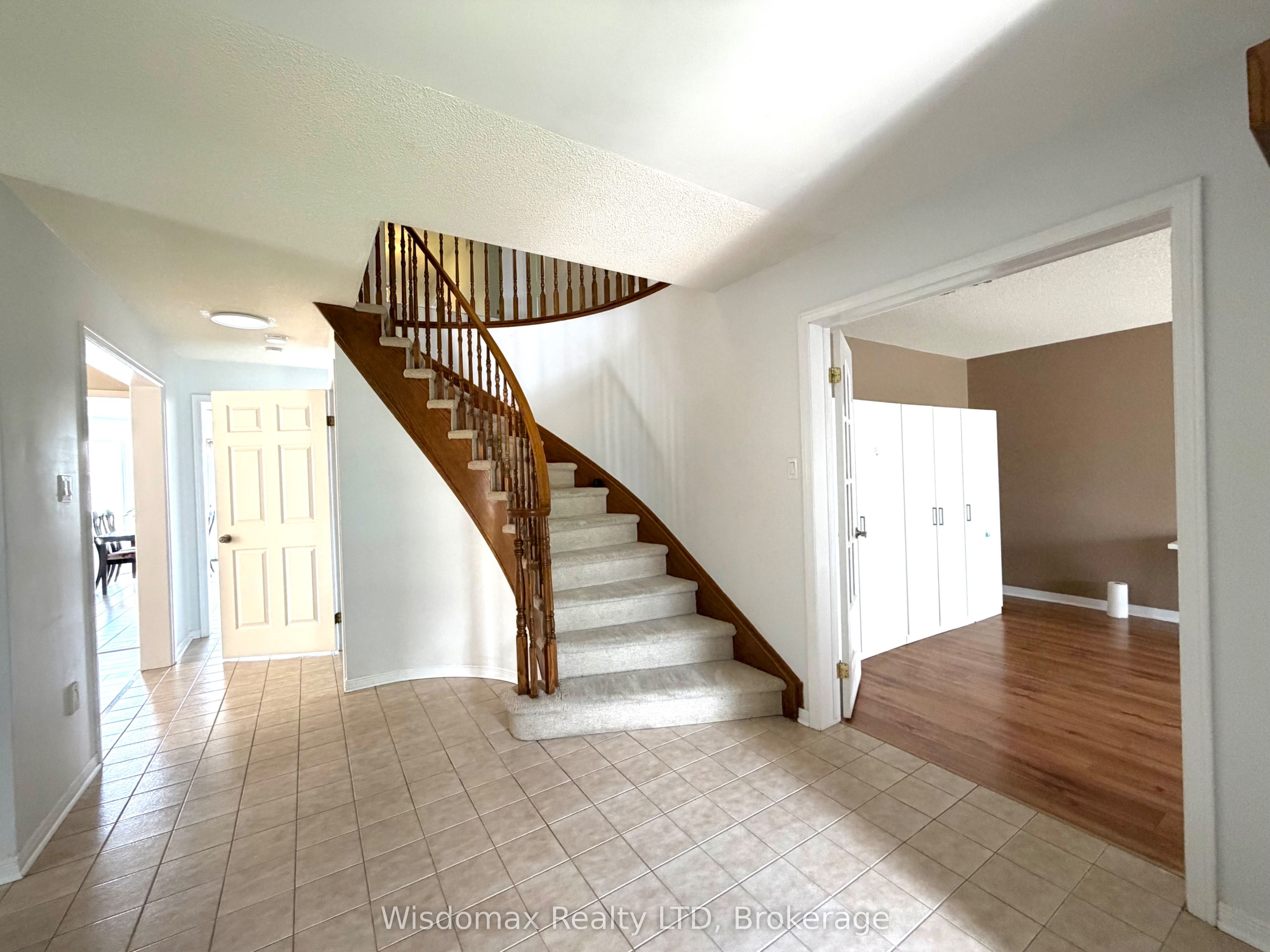 1 CRYSLER Crescent, Thorold, ON L2V 5V2 photo 2