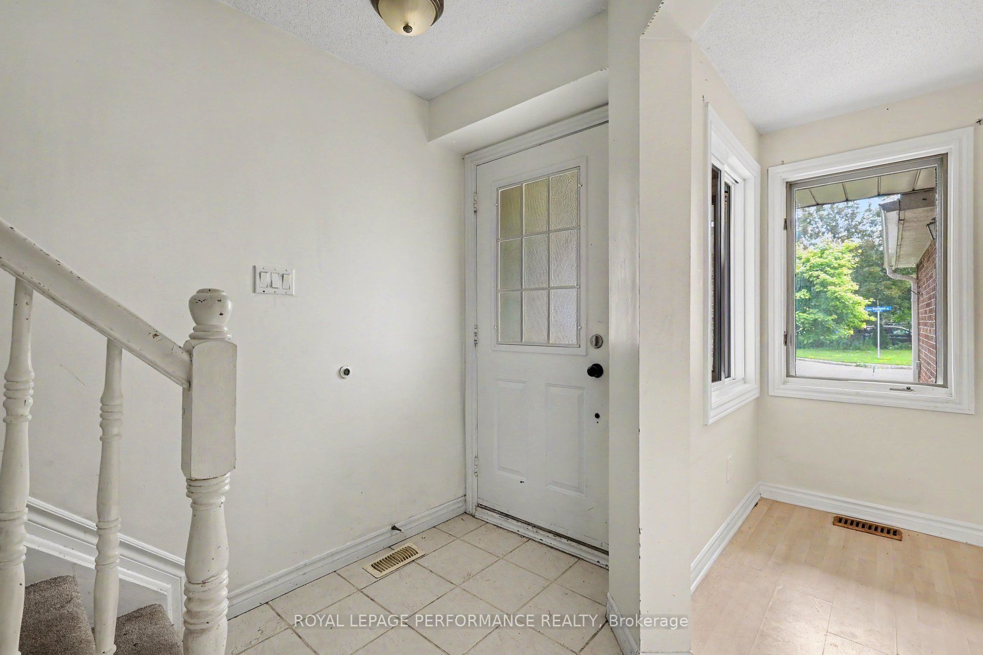 8 Southport Drive, Hunt Club - South Keys and Area, ON K1T 3E7 photo 2