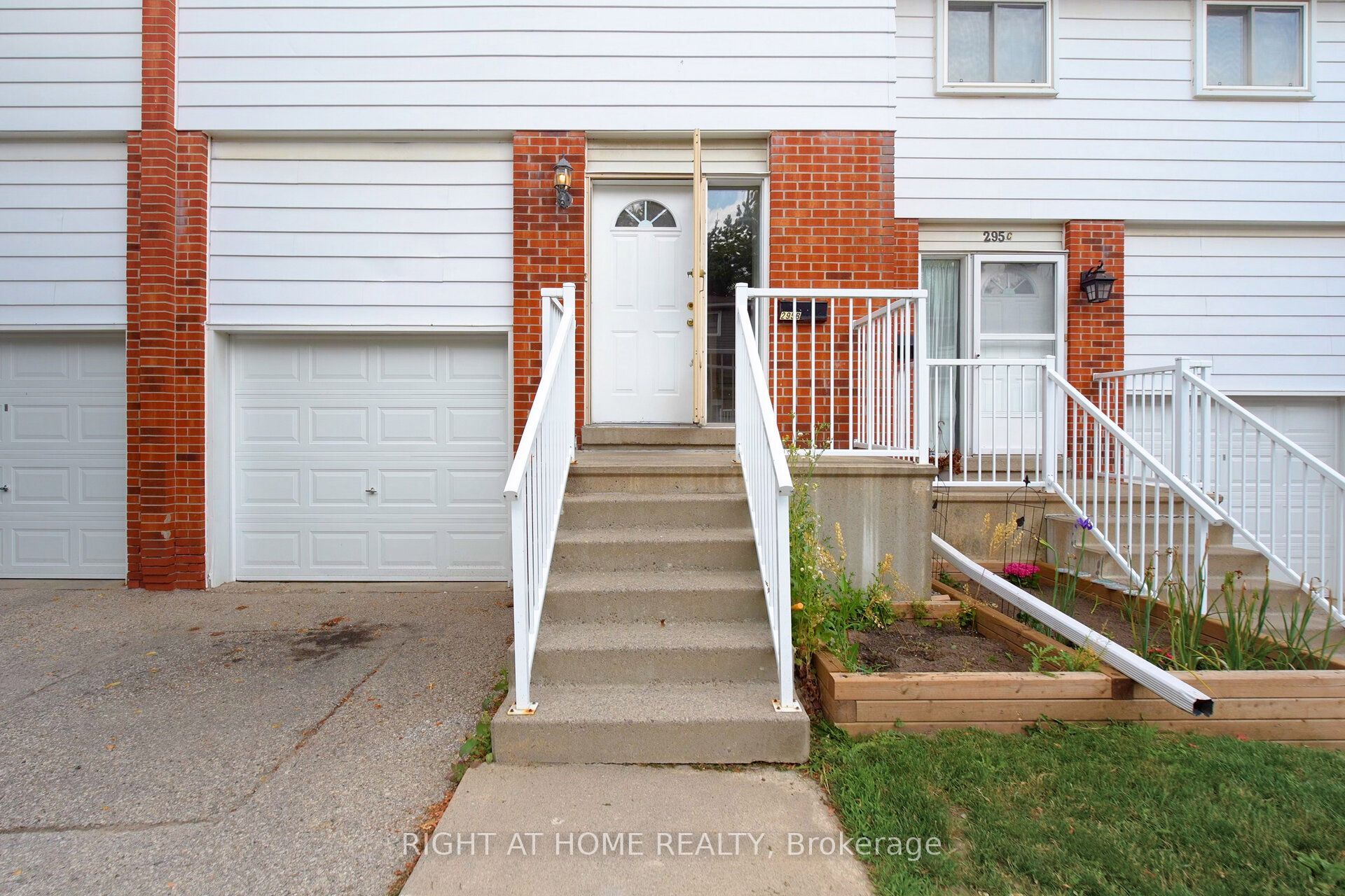 295 Bluevale St North Street N B, Waterloo, ON N2J 4H6 photo 3