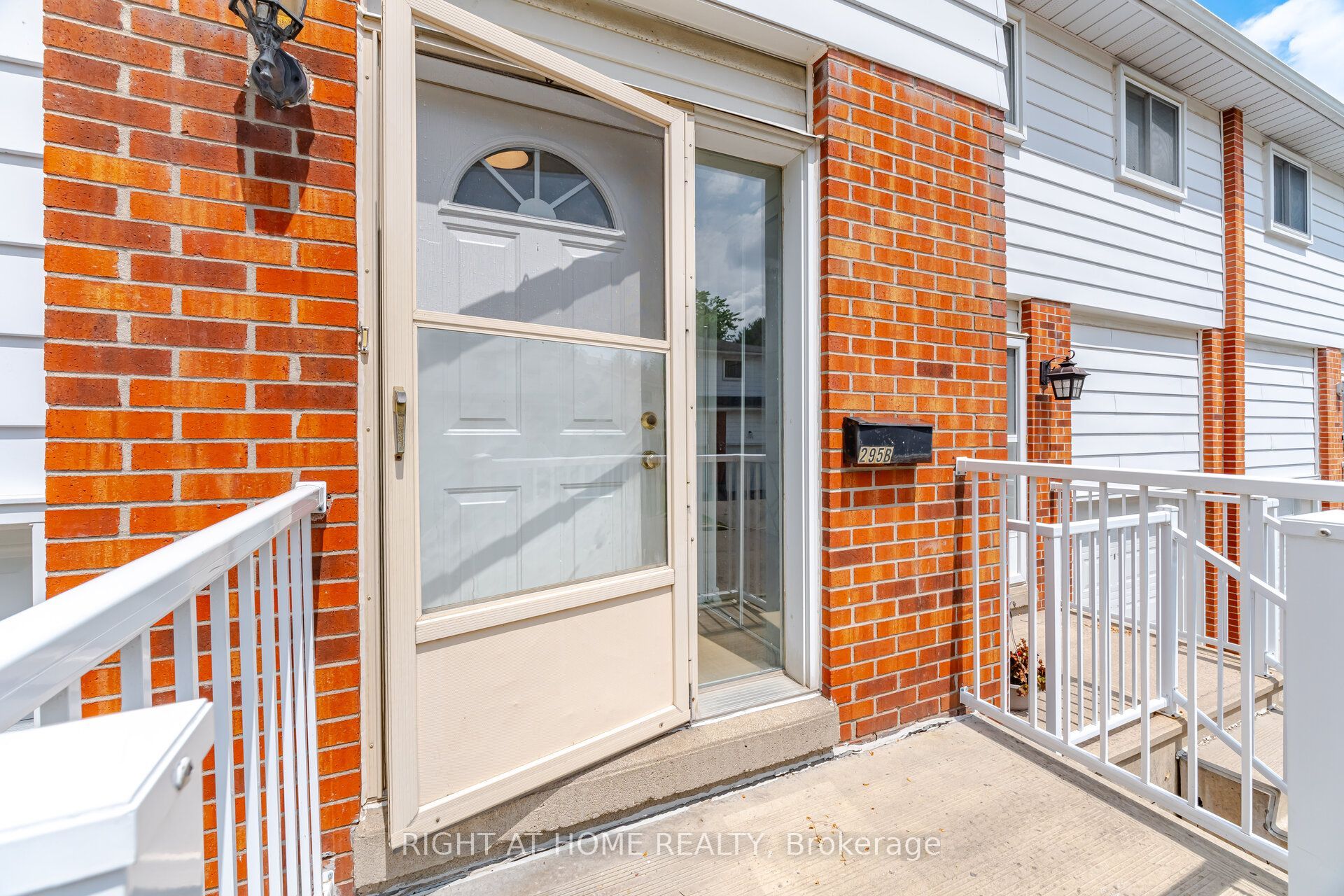 295 Bluevale St North Street N B, Waterloo, ON N2J 4H6 photo 4