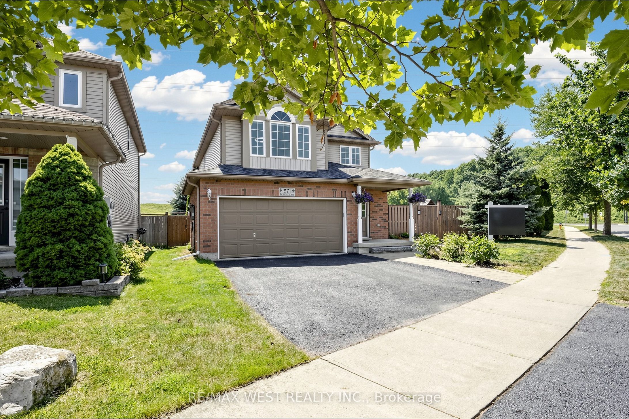 571 St Moritz Avenue, Waterloo, ON N2T 2Z3 photo 2