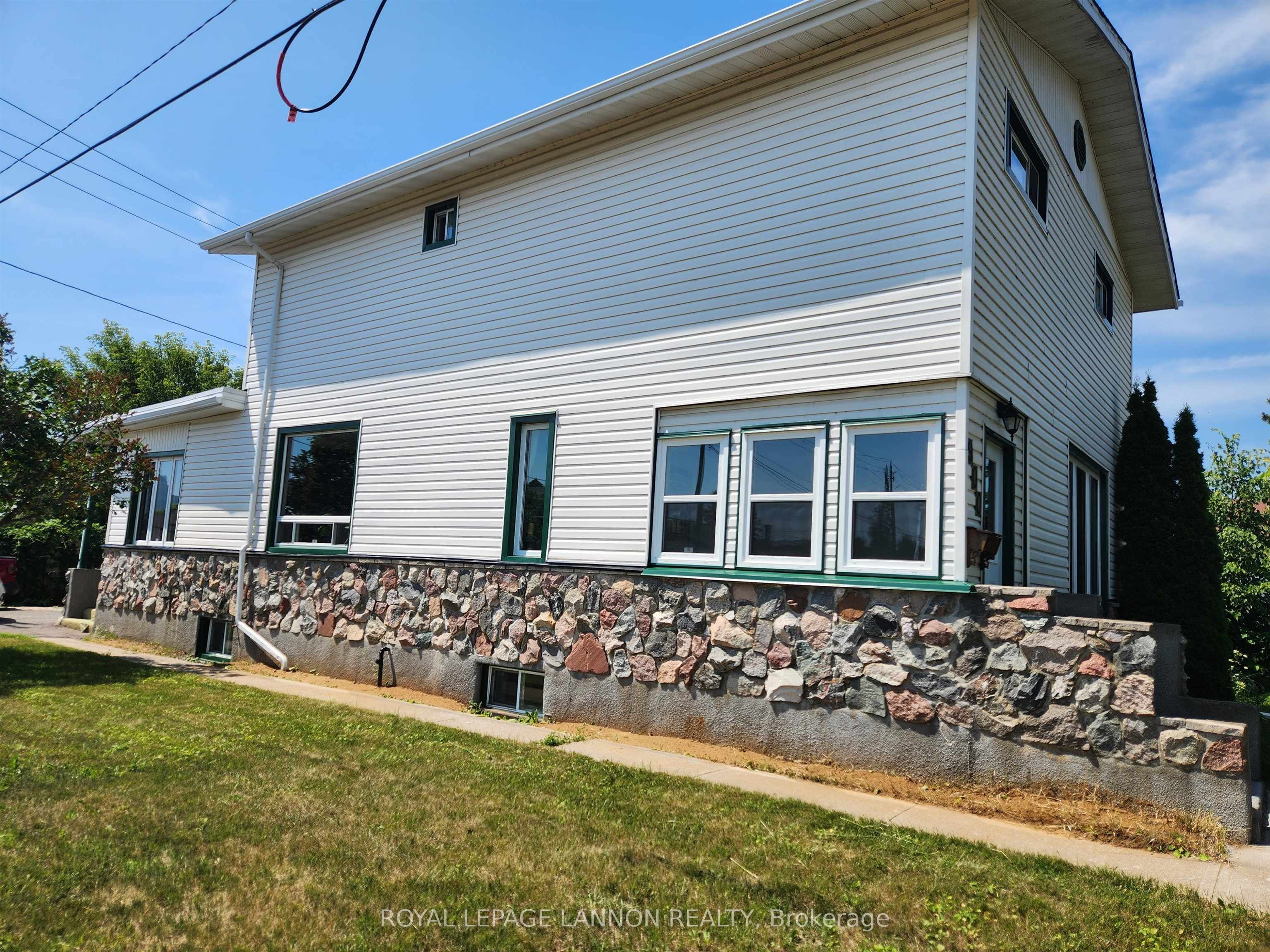 900 Mary Street W, Thunder Bay, ON P7E 4M1 photo 2