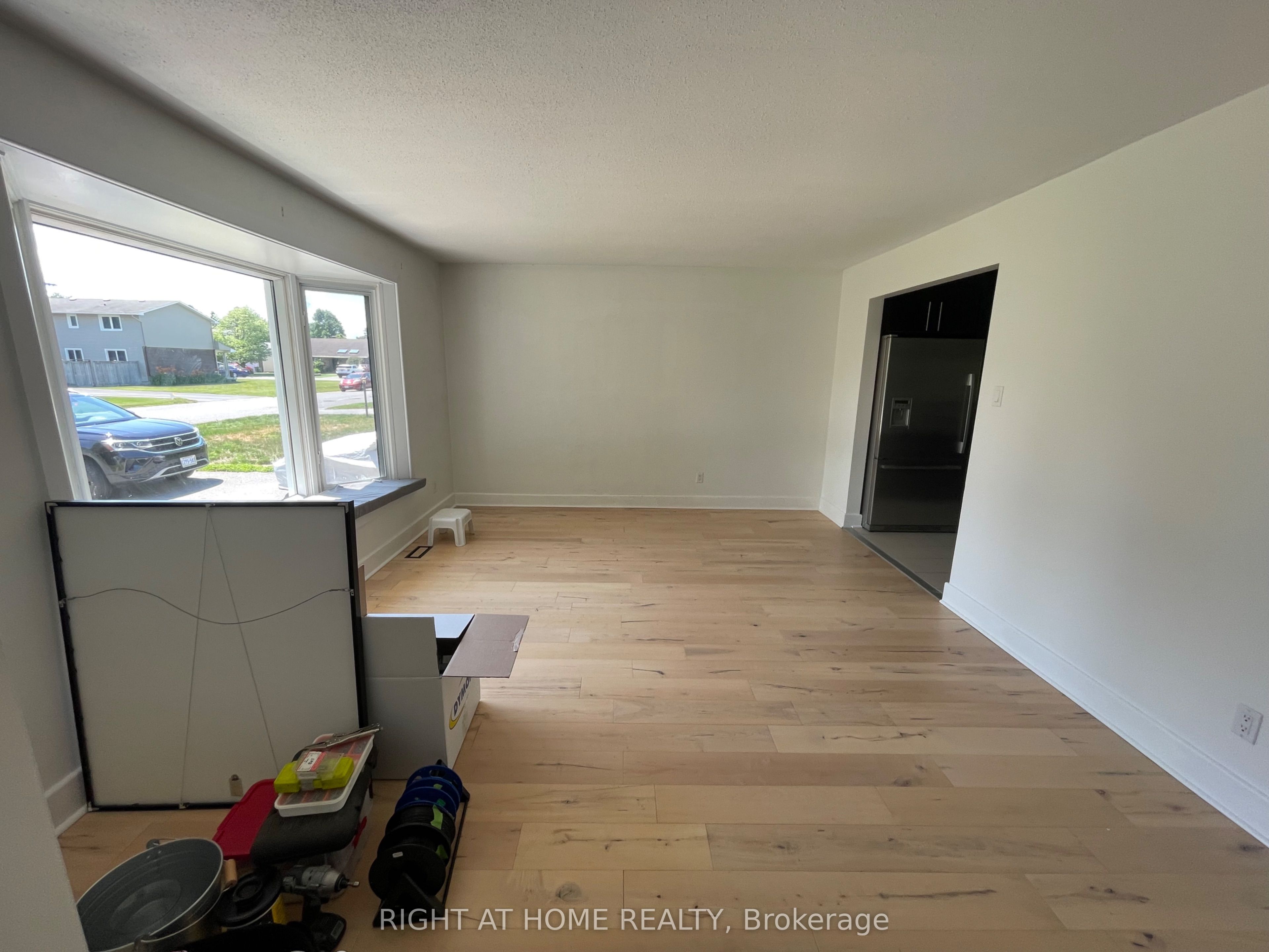 9 Leetom Crescent, Barrhaven, ON K2J 1E3 photo 2