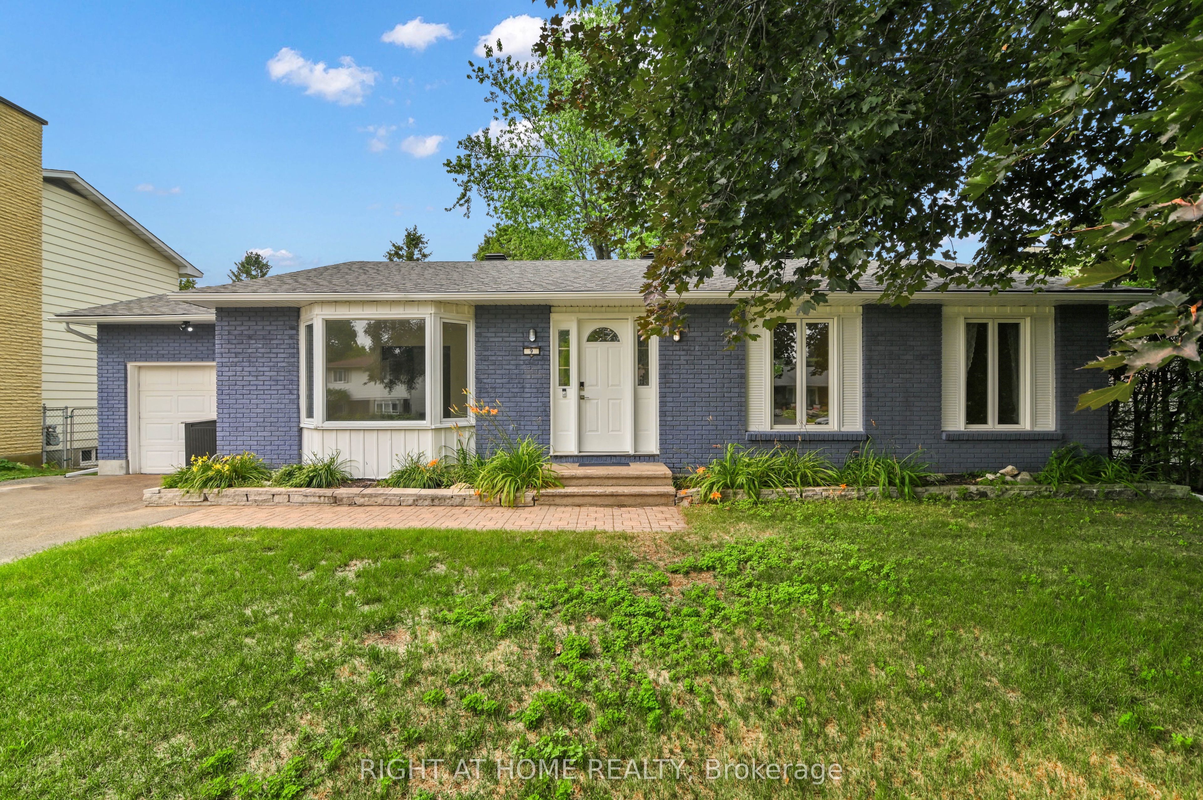 9 Leetom Crescent, Barrhaven, ON K2J 1E3 photo 3