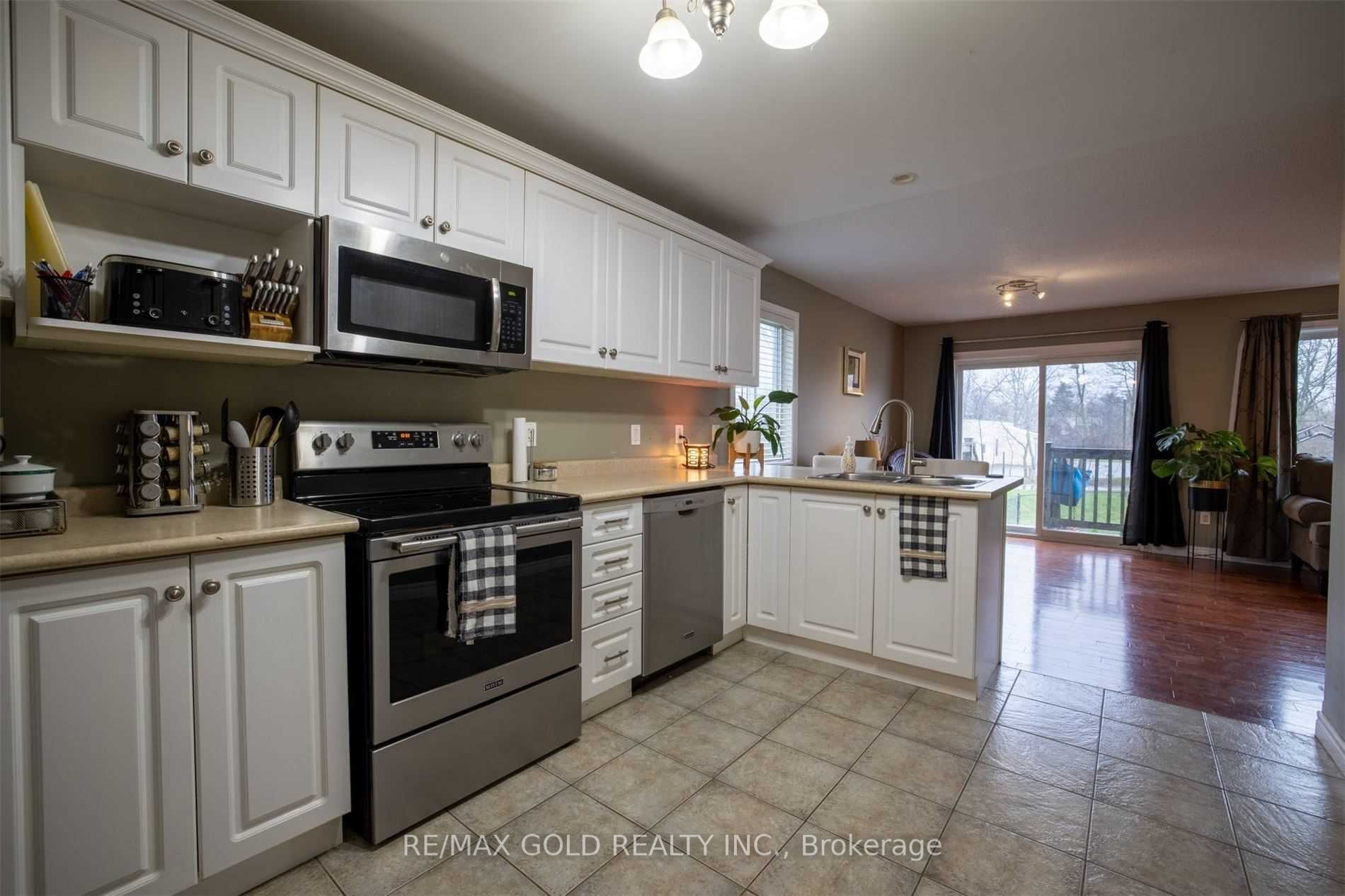 11 Rose Avenue, Welland, ON L3C 2W8 photo 3