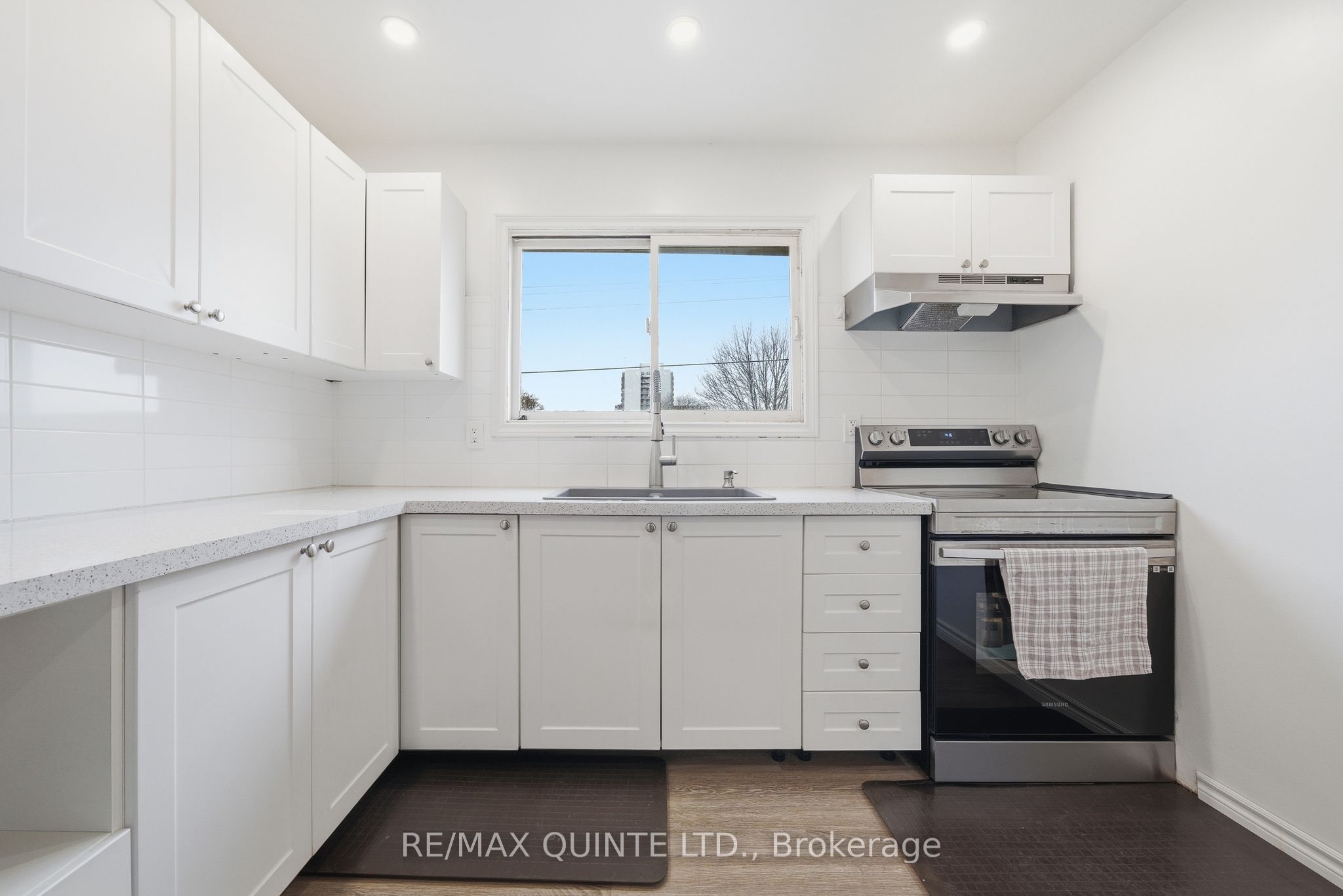 99 Dunnett Boulevard 2, Belleville, ON K8P 4M7 photo 5