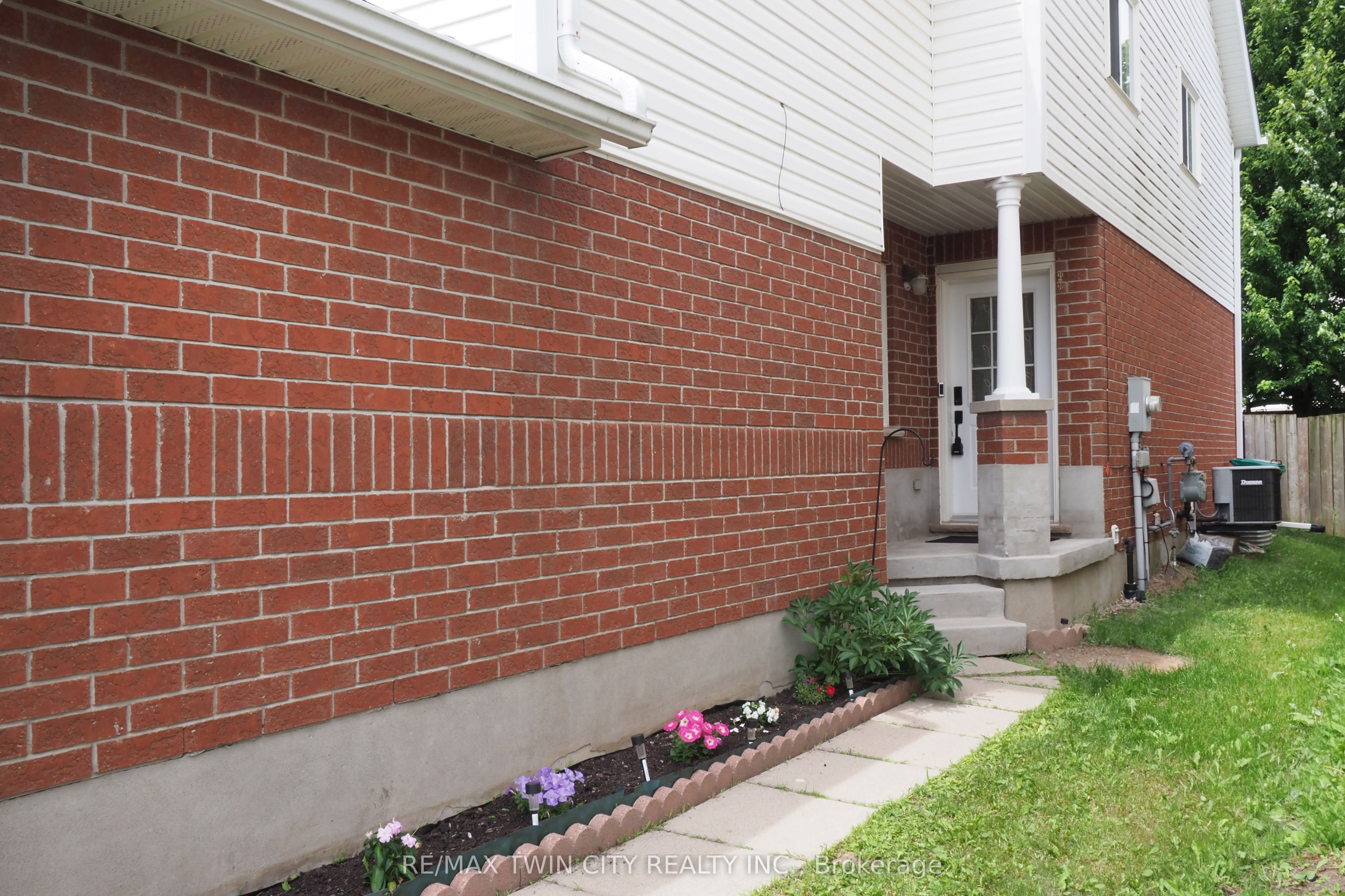 14 Donnenwerth Drive, Waterloo, ON N2E 3X2 photo 3