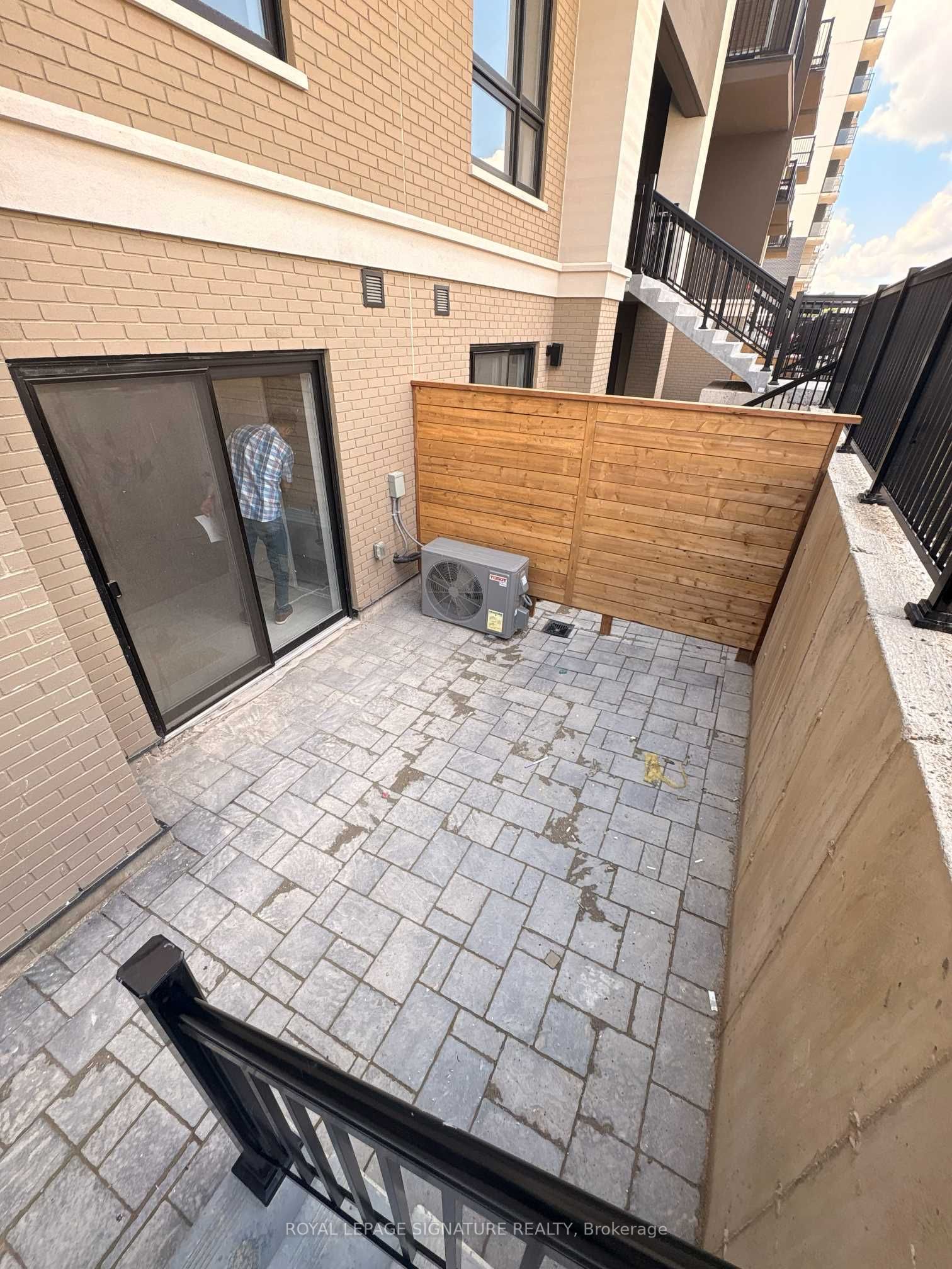 25 Palace Street R8, Kitchener, ON N2E 0L3 photo 2