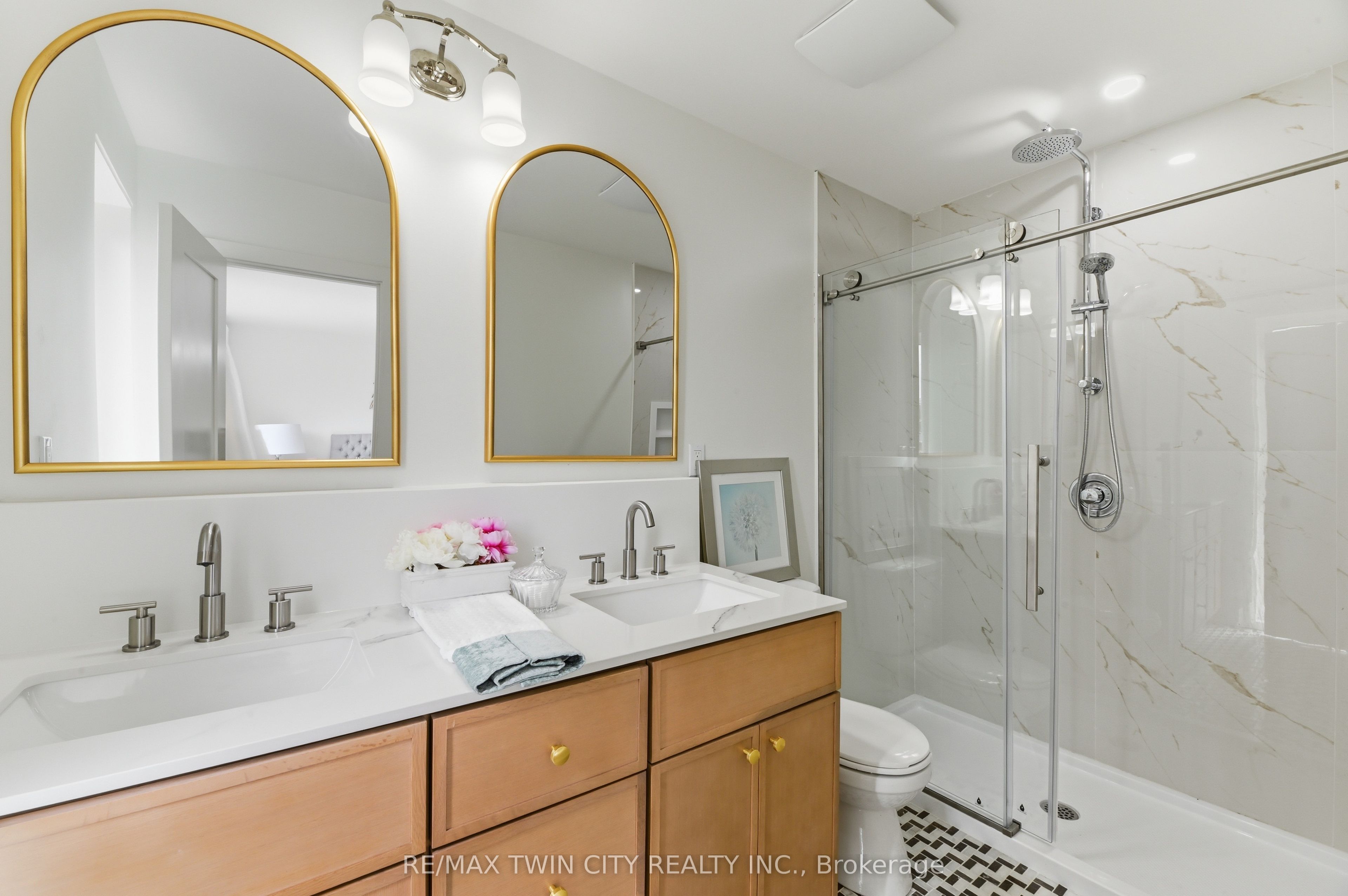 37 Edwin Street 2, Brantford, ON N3T 4X7 photo 5