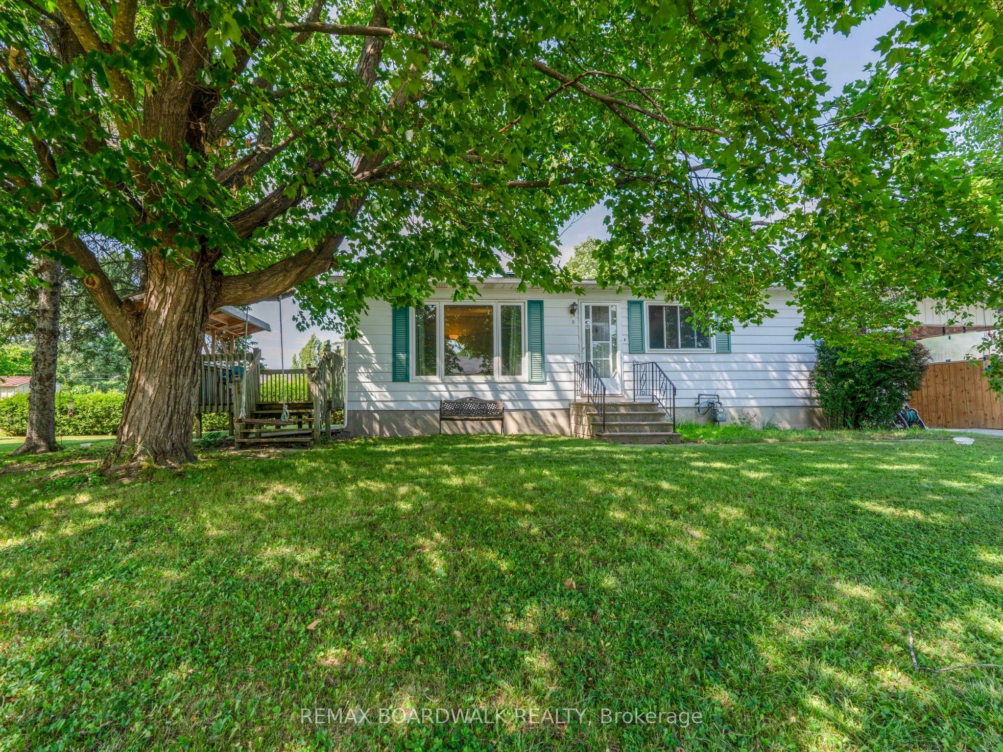 5 Laurentian Place, Arnprior, ON K7S 2X8