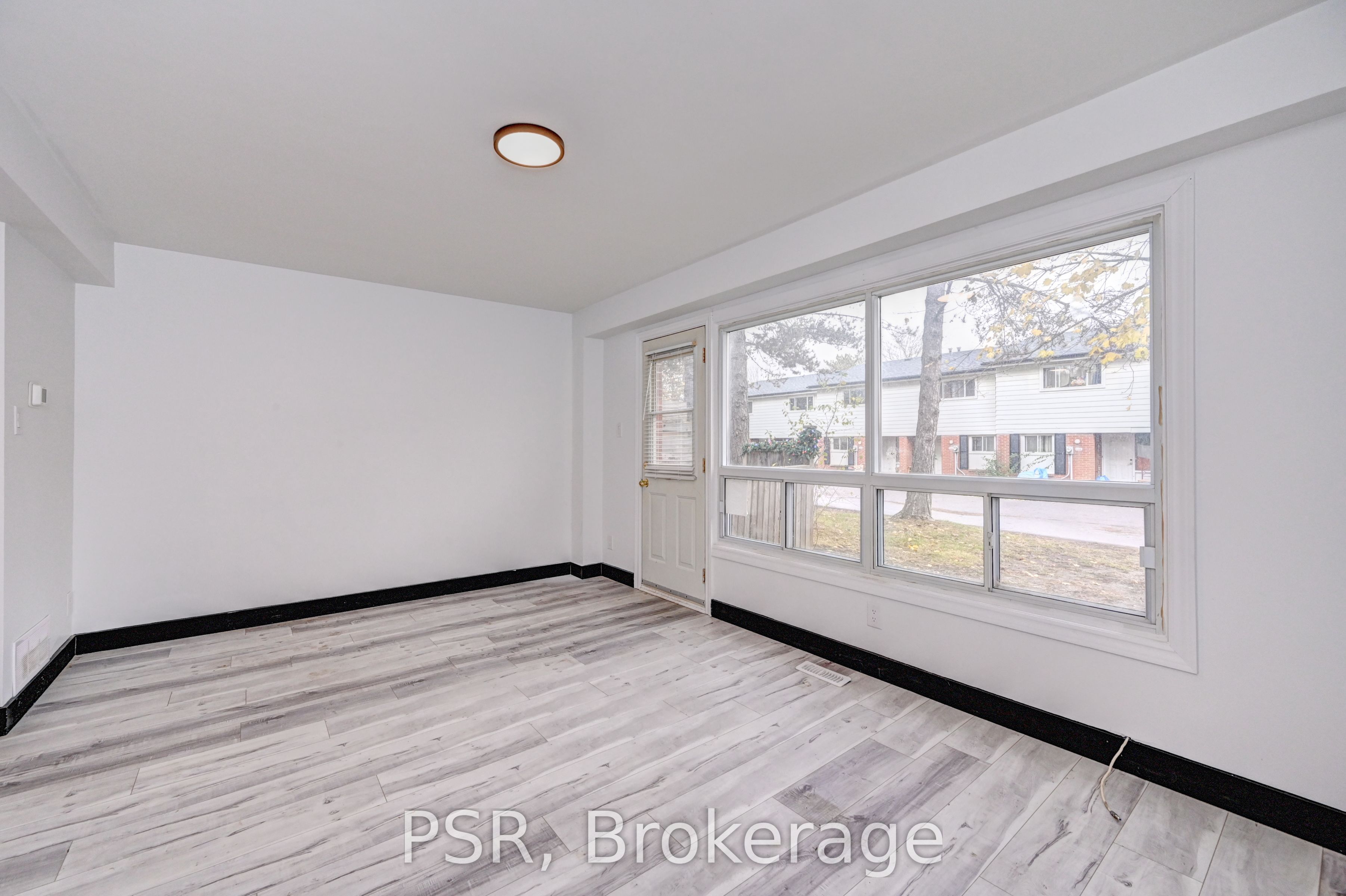 516 Sunnydale Place E, Waterloo, ON N2L 4T1 photo 2