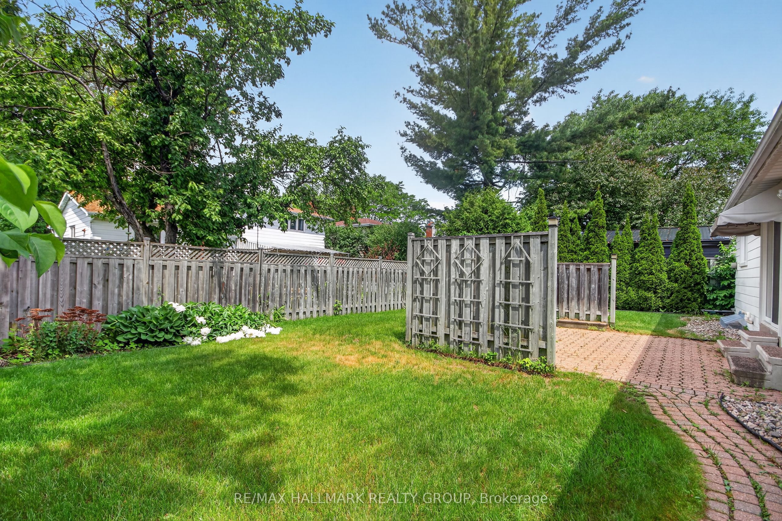 37 Parkwood Crescent, Blackburn Hamlet, ON K1B 3J5 photo 3