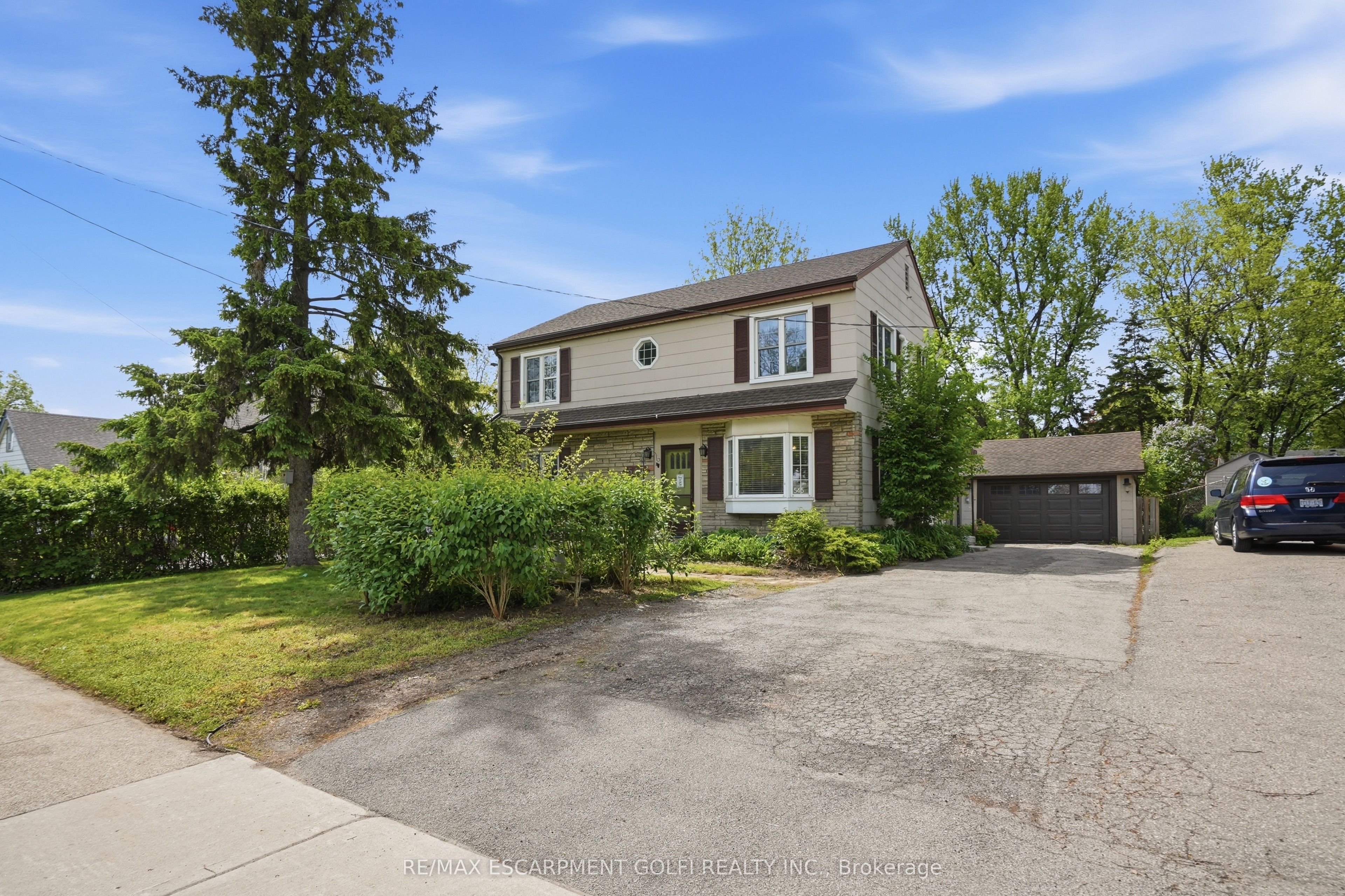 545 Mohawk Road W, Hamilton, ON L9C 1X5 photo 2