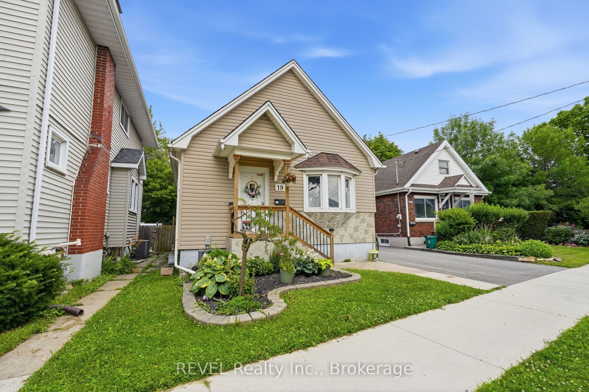 19 Leeper Street, St. Catharines, ON L2S 2M9 photo 2