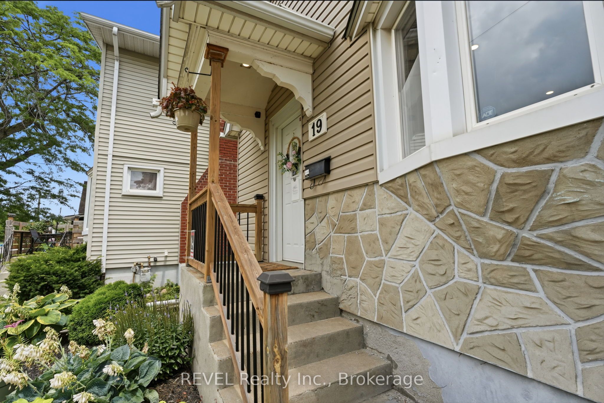 19 Leeper Street, St. Catharines, ON L2S 2M9 photo 4