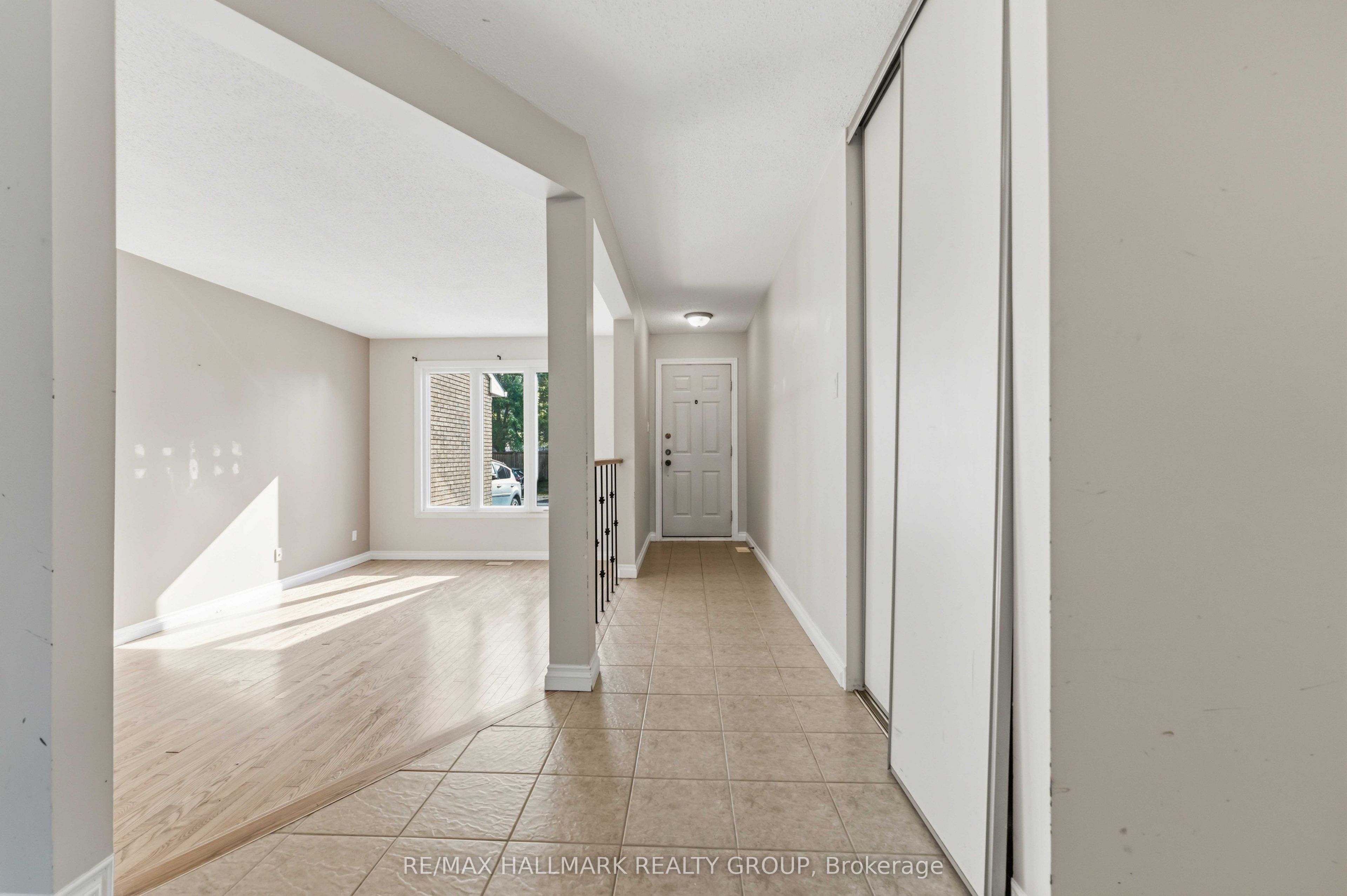 1093 St-Emmanuel Terrace, Orleans - Convent Glen and Area, ON K1C 2J6 photo 2