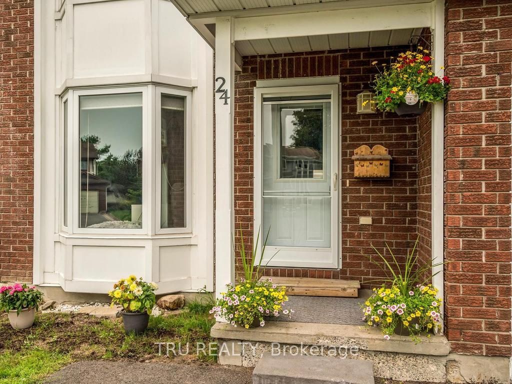 24 Soho Crescent, Barrhaven, ON K2J 2W1 photo 2